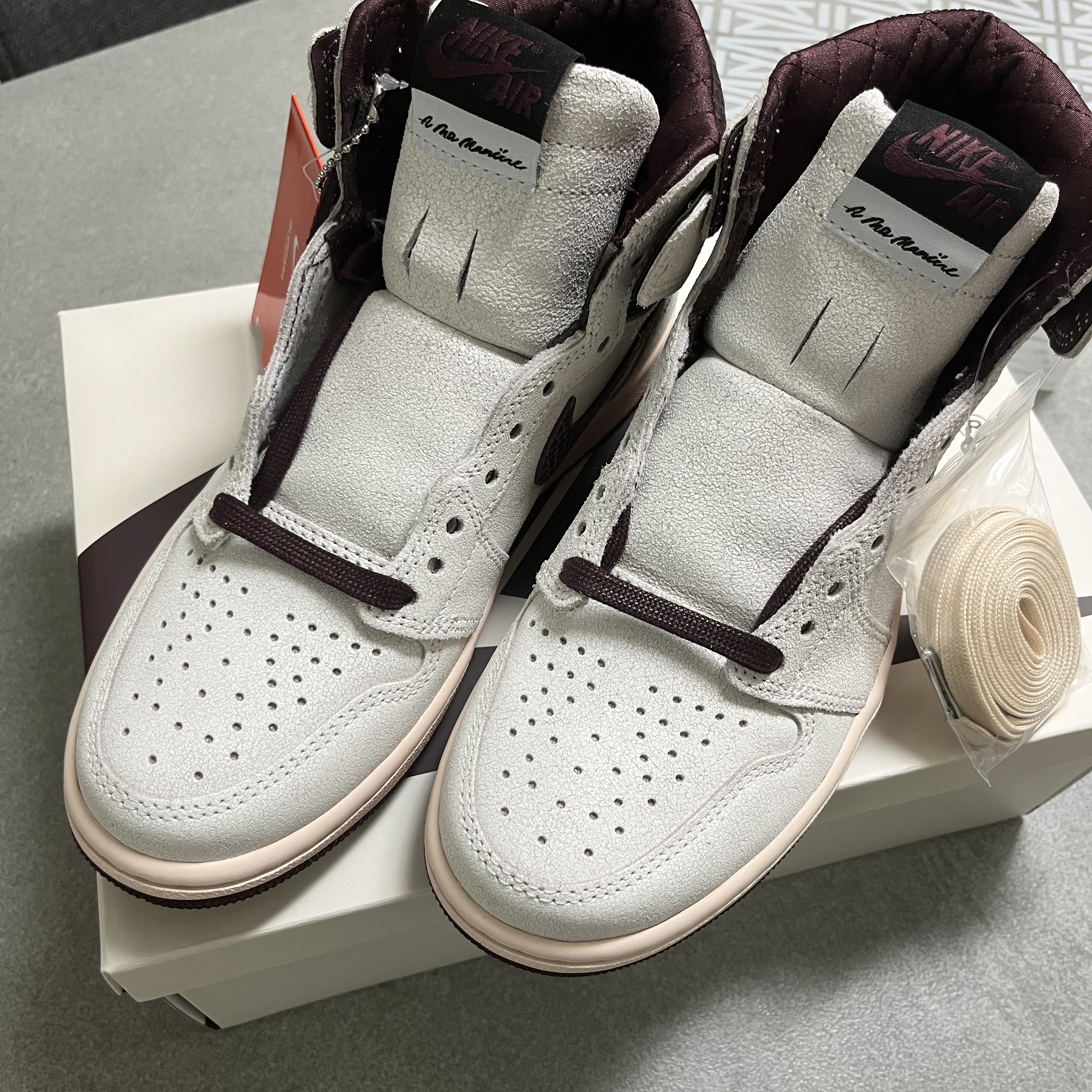 Jordan 1 x A Ma Maniere Retro High OG SP Sail and Burgundy 착용 스타일 - 3