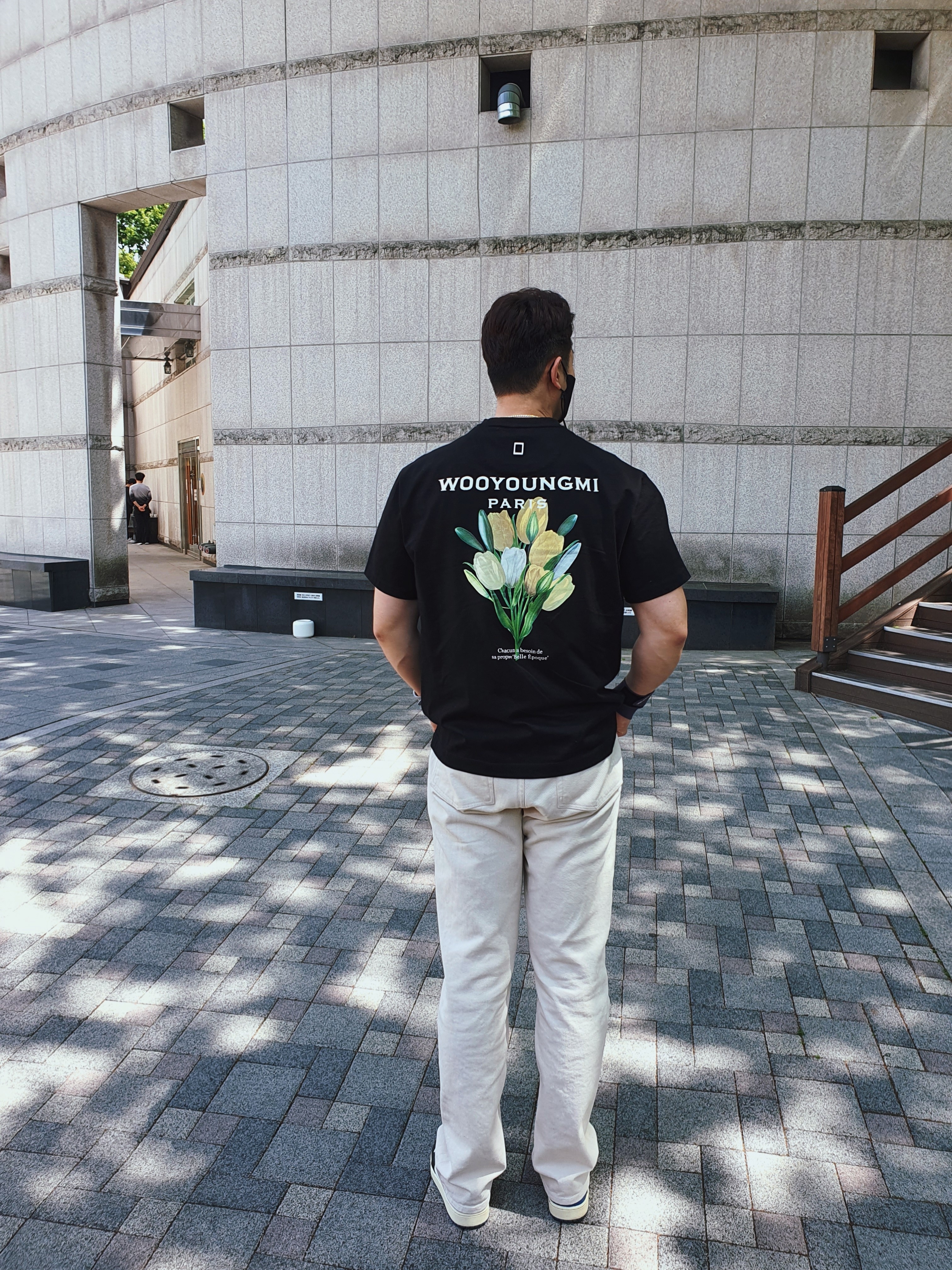 Wooyoungmi Flower Print Back Logo T-Shirt Black - 22SS, Jordan 1 x Travis Scott x Fragment Retro Low OG SP Military Blue 착용 스타일 - 1