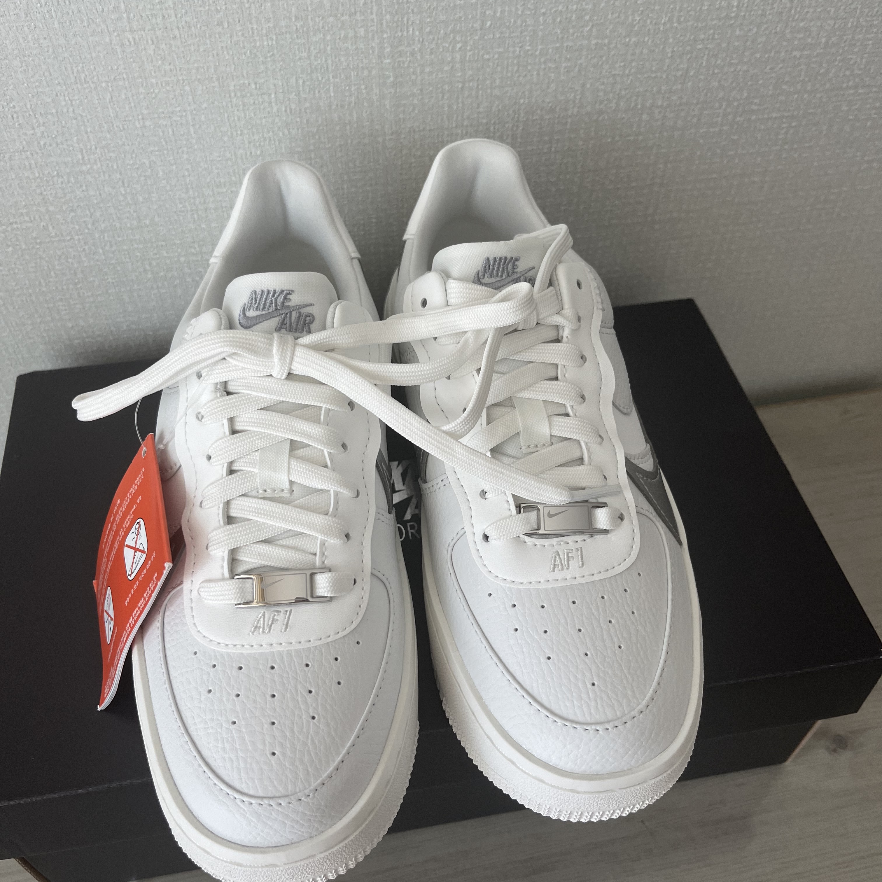 (W) Nike Air Force 1 PLT.AF.ORM Summit White Metallic Silver 착용 스타일 - 3