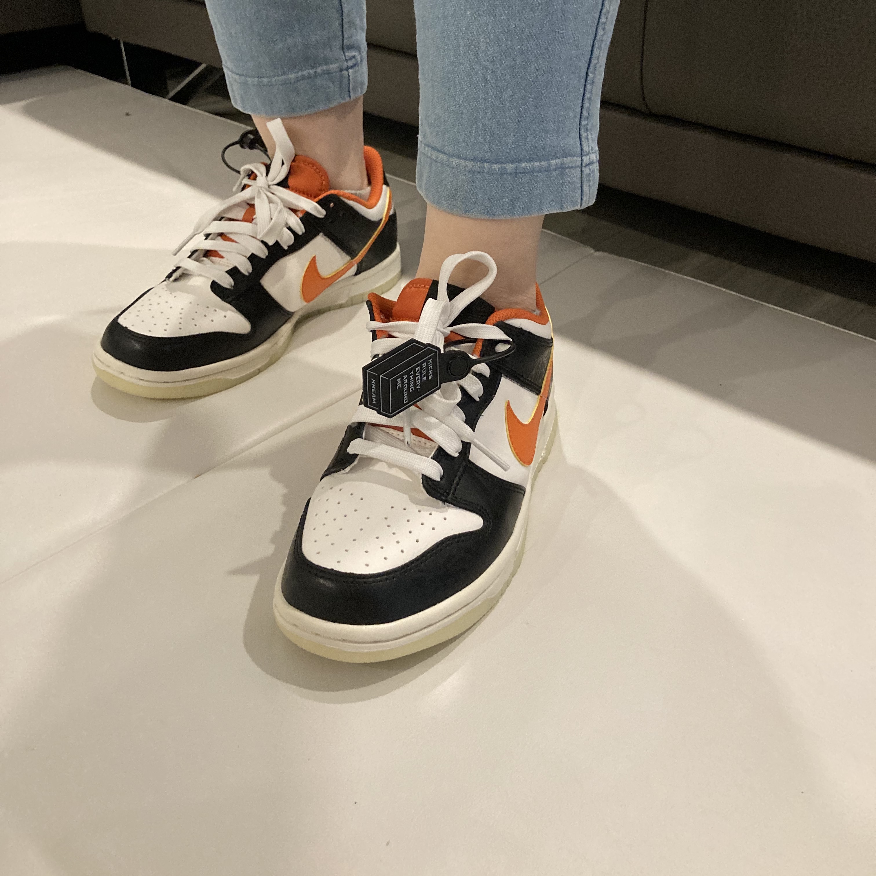 (GS) Nike Dunk Low PRM Halloween, (GS) Nike Dunk Low SE Off Noir Summit White Metallic Pewter 착용 스타일 - 3