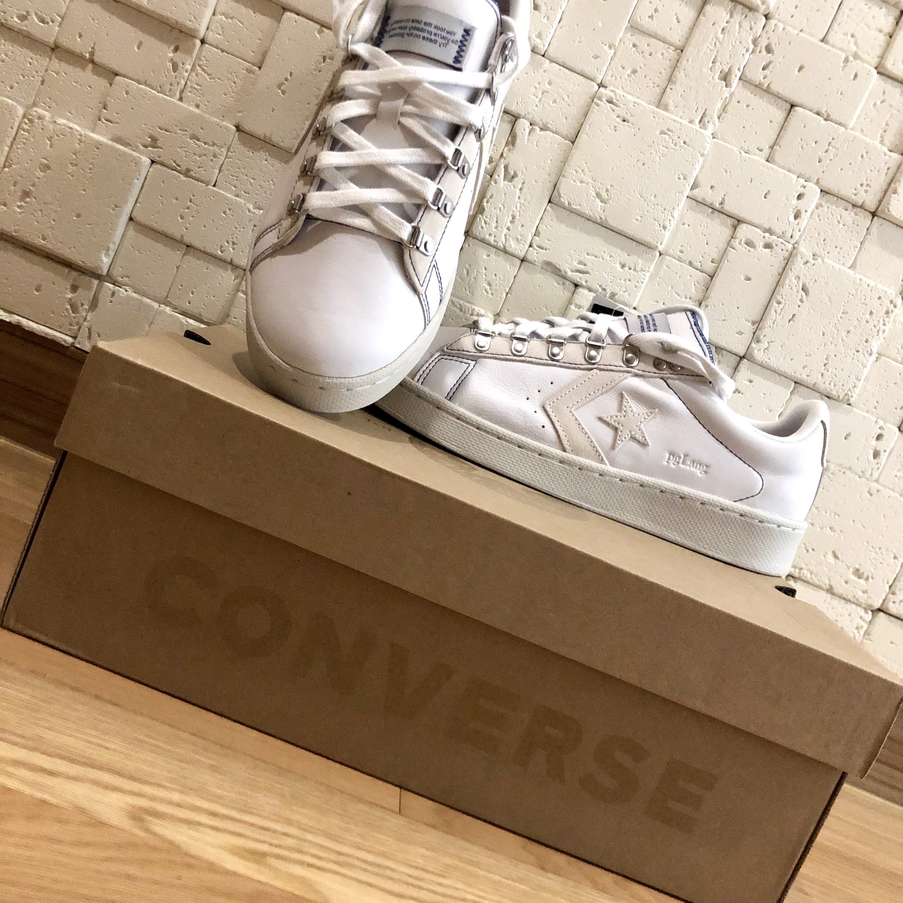 Converse x Pglang Pro Leather White 착용 스타일 - 4