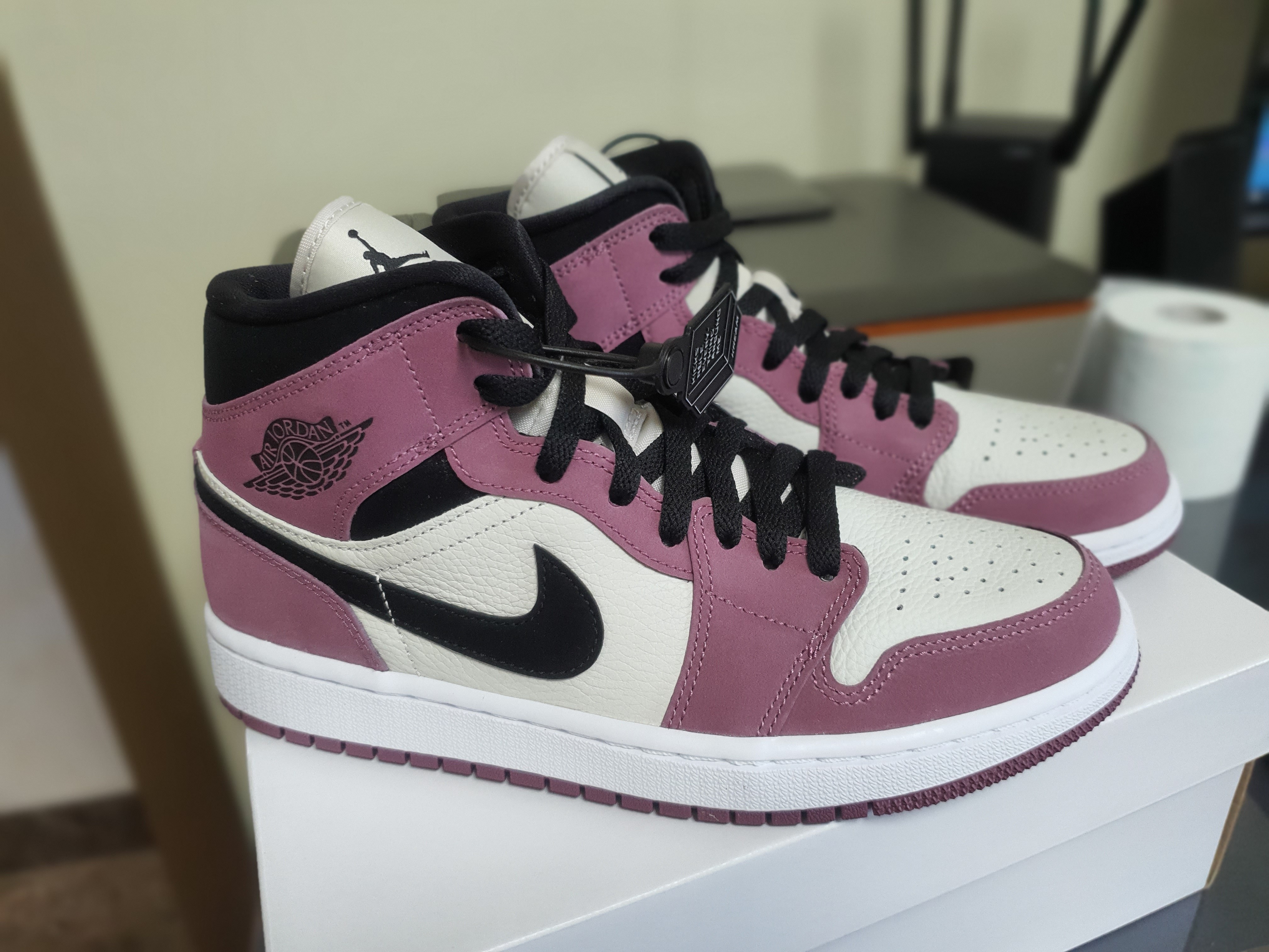 (W) Jordan 1 Mid SE Light Mulberry 착용 스타일 - 1