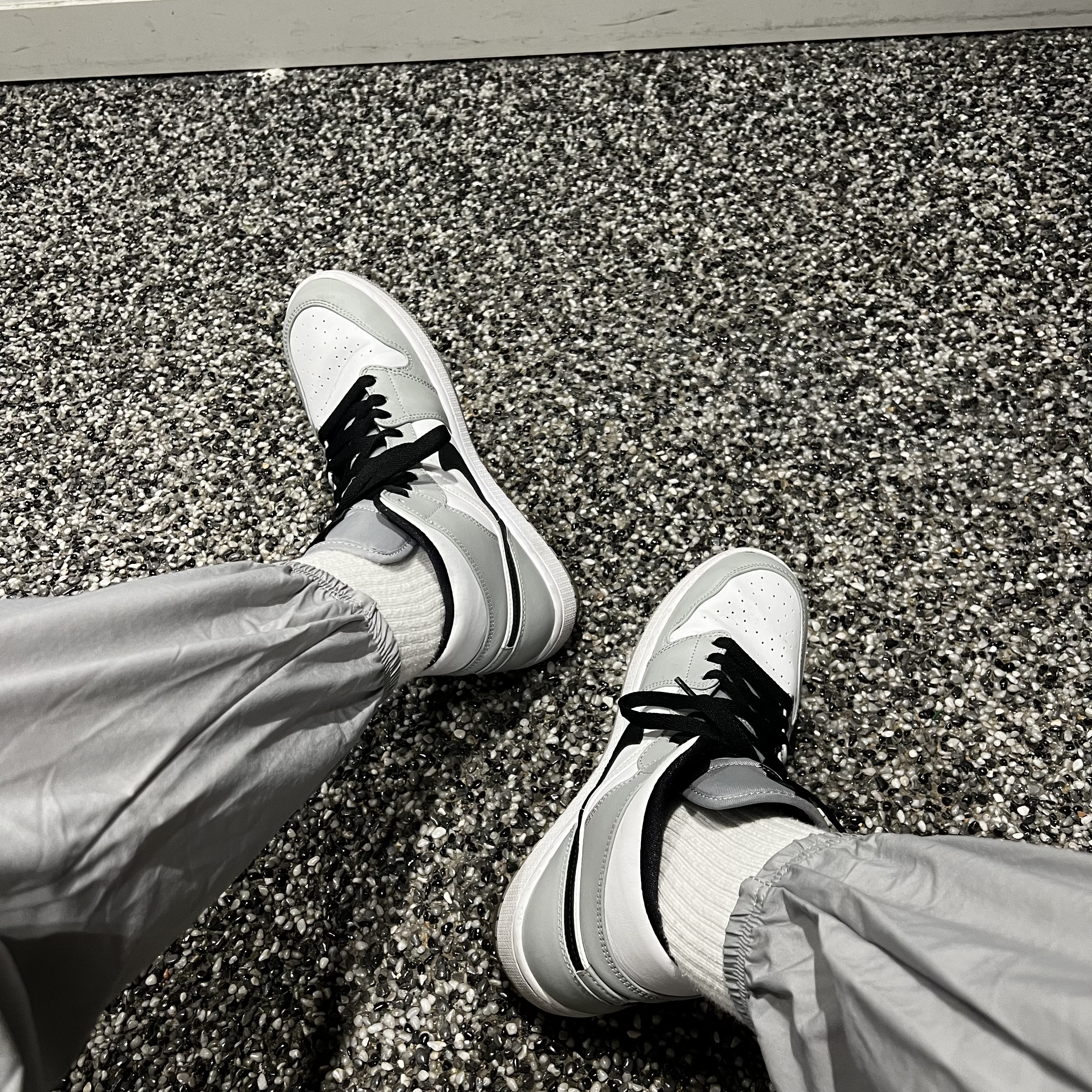 Jordan 1 Mid Light Smoke Grey 착용 스타일