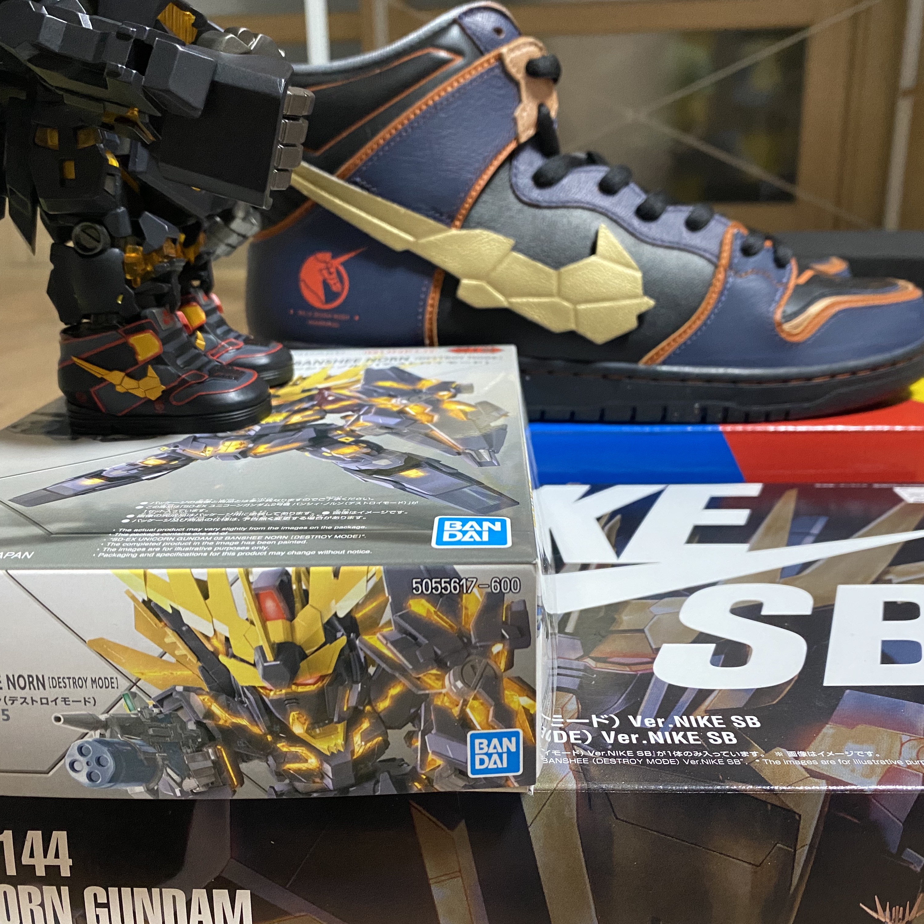 Bandai x Nike SB HG Unicorn Gundam & HG Unicorn 02 Banshee Set (Destroy Mode), Nike x Gundam SB Dunk High Pro QS Unicorn RX-0 착용 스타일 - 2