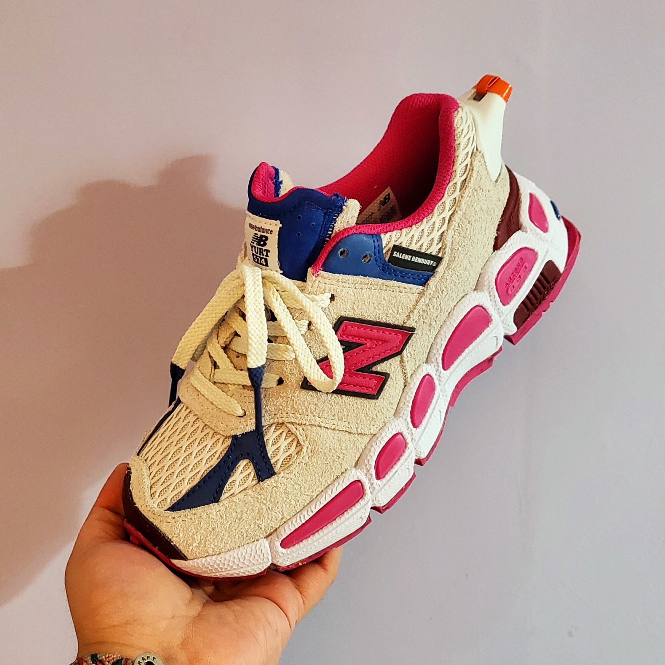 New Balance x Salehe Bembury 574 Yurt Pink Blue 착용 스타일 - 1