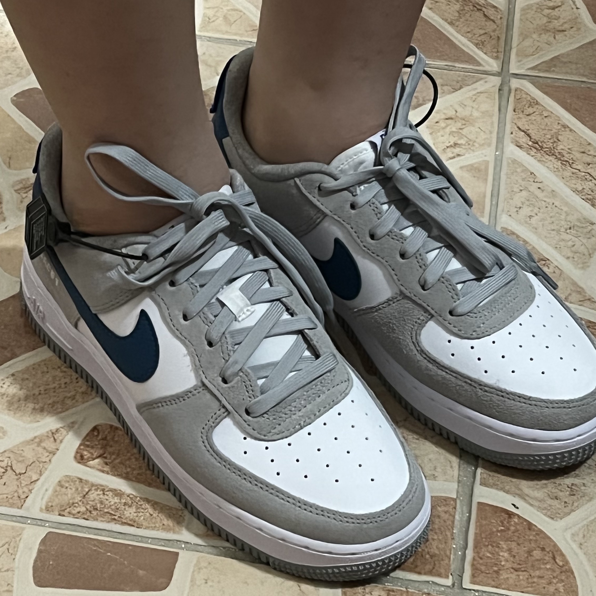 (GS) Nike Air Force 1 LV8 Athletic Club Light Smoke Grey Marina 착용 스타일 - 2