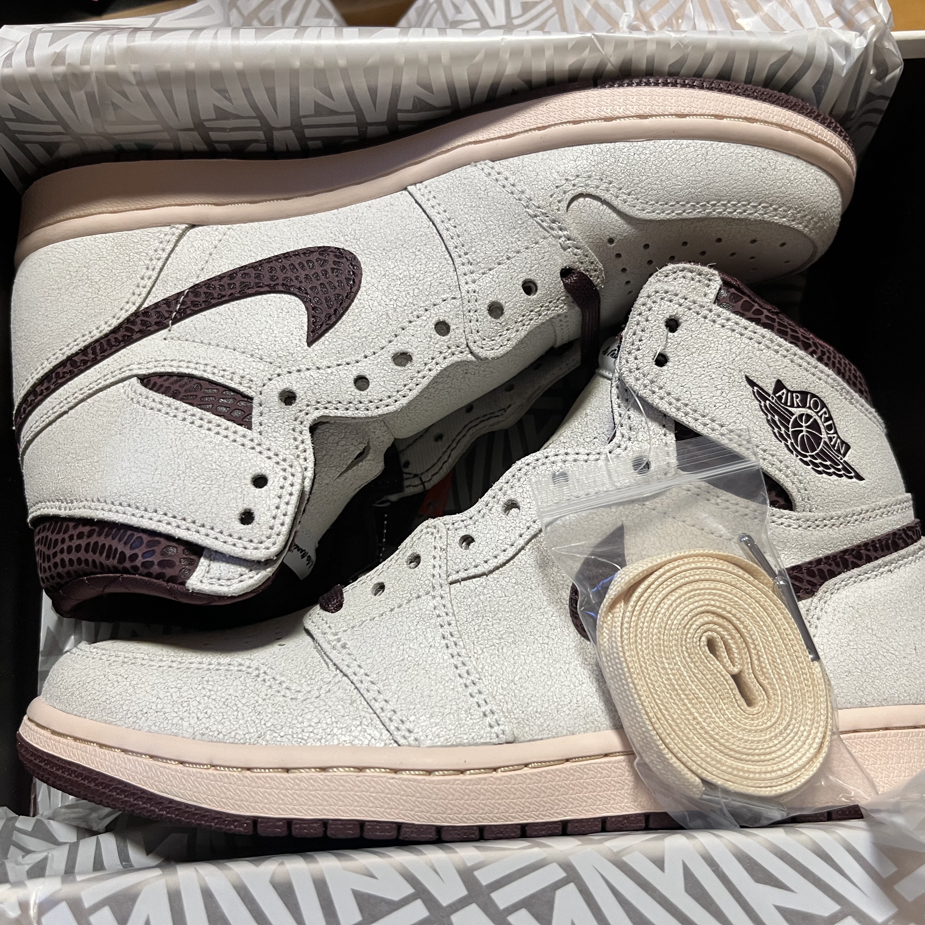 Jordan 1 x A Ma Maniere Retro High OG SP Sail and Burgundy 착용 스타일