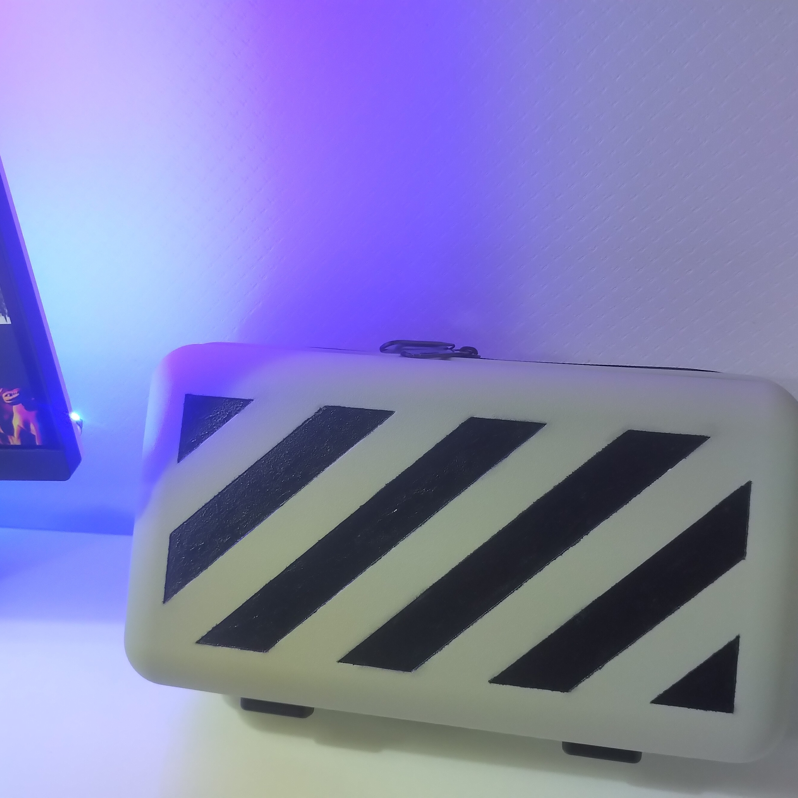 Off-White x Amore Pacific Protection Box (Without Cosmetics) 착용 스타일