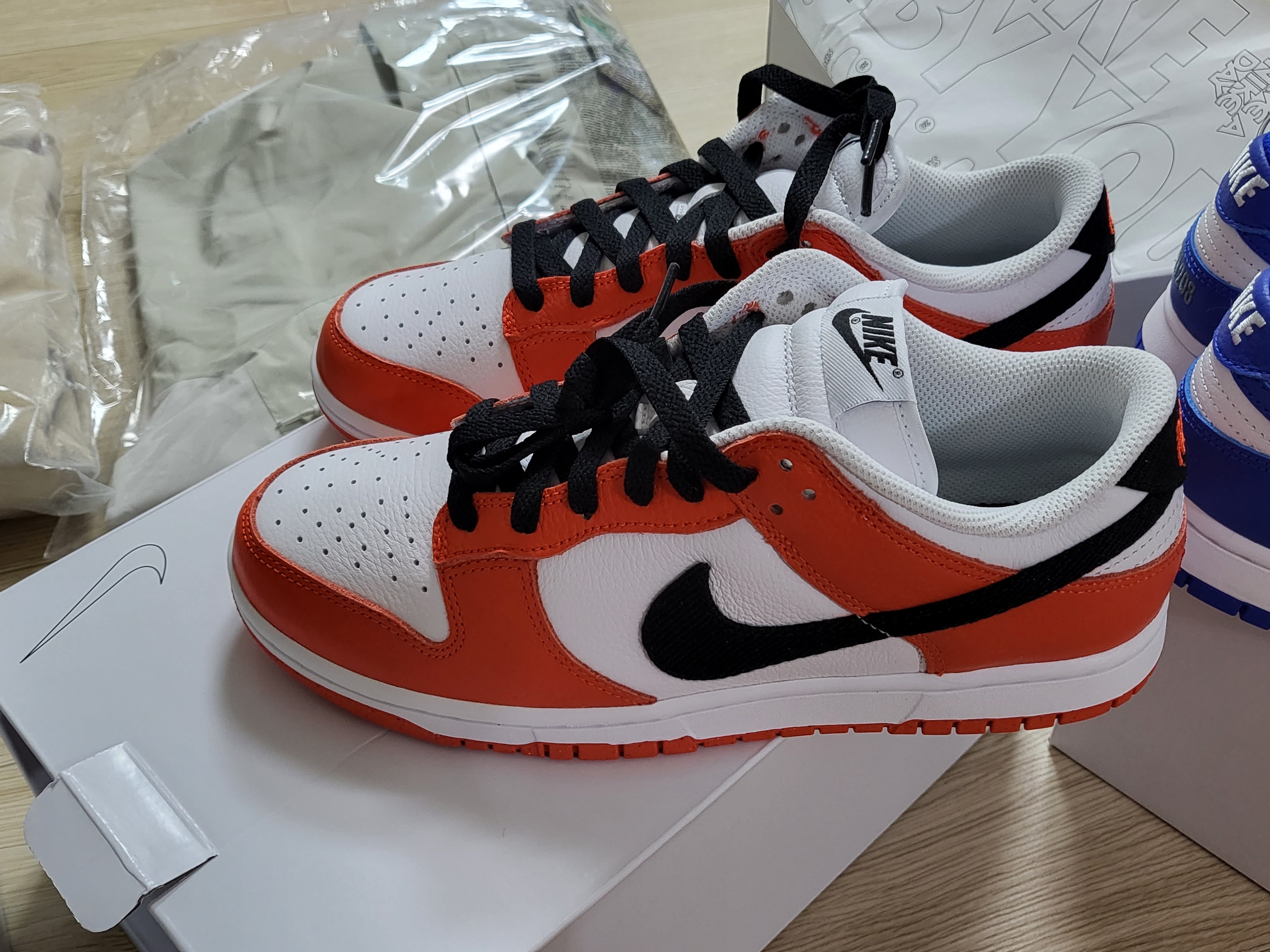 Nike Dunk Low SP Kentucky 2020, (W) Jordan 1 Low OG Starfish 착용 스타일 - 3