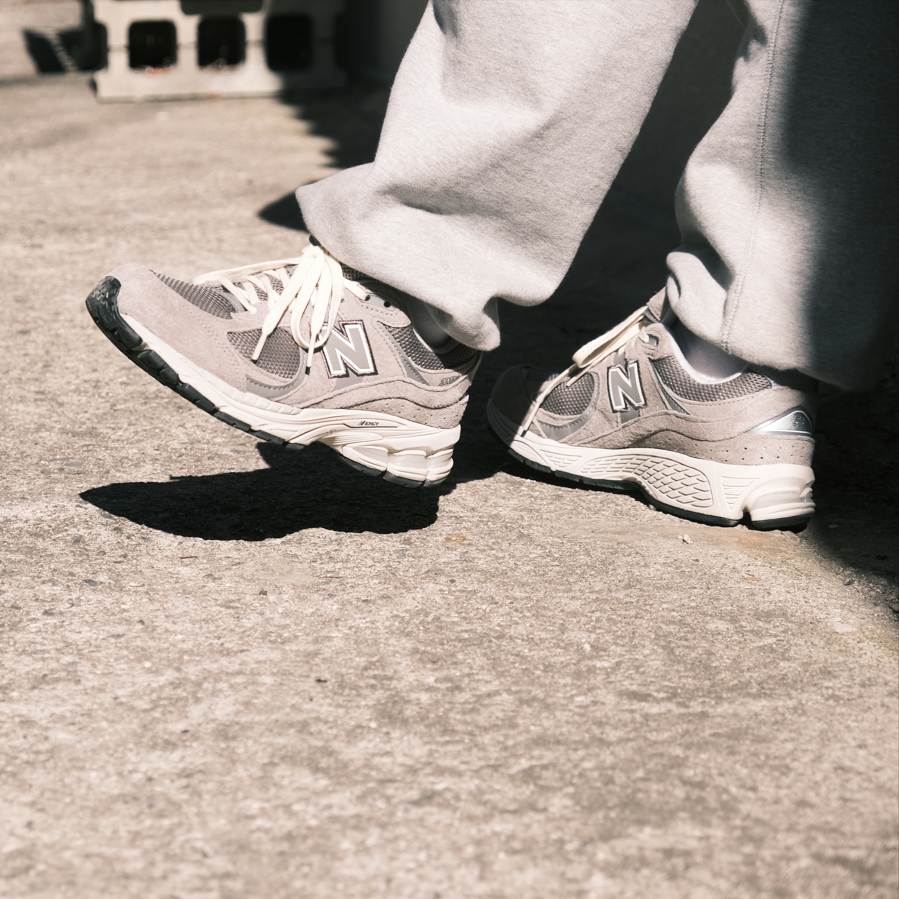 New Balance 2002R Grey 착용 스타일