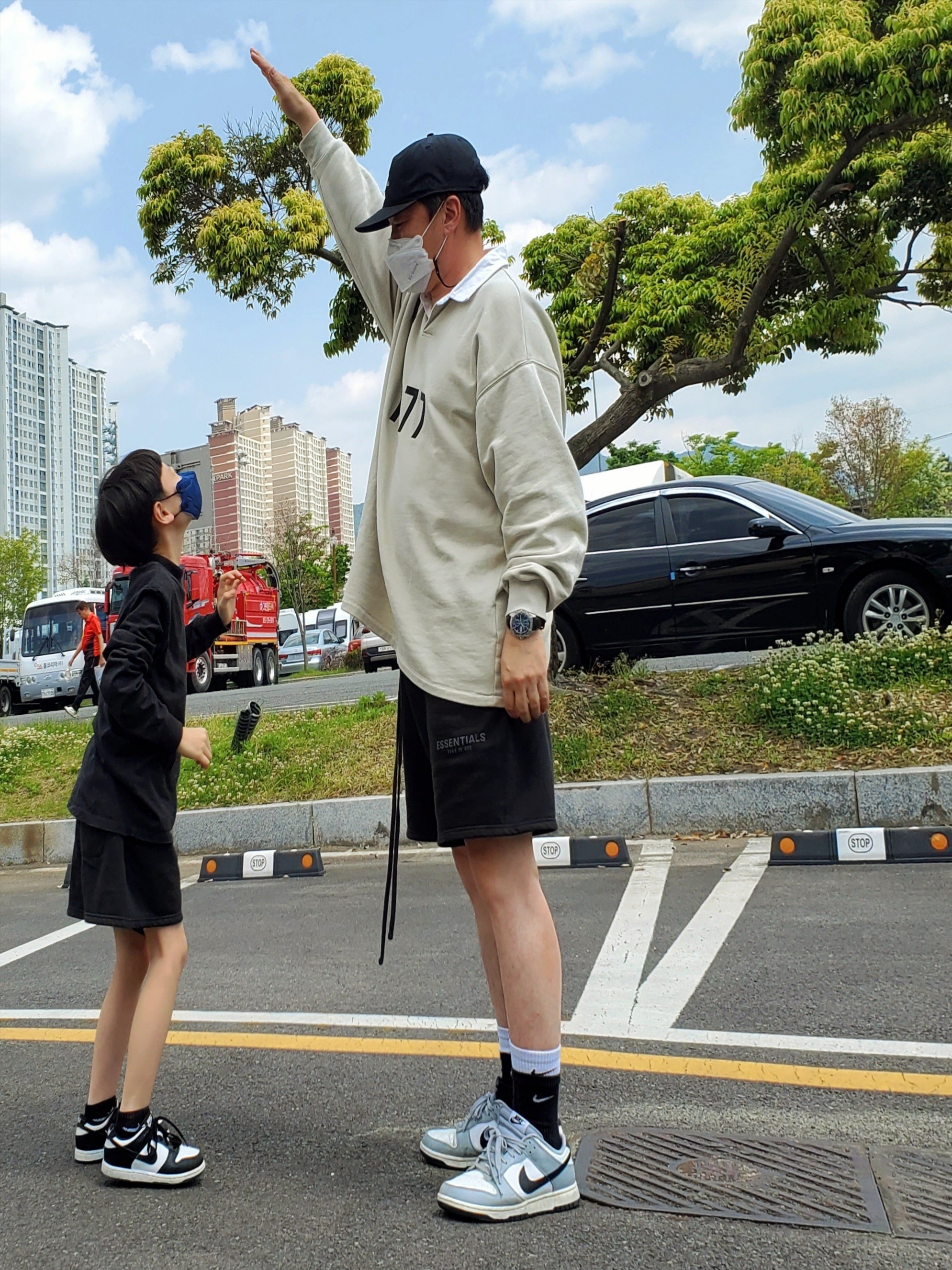 Essentials 1977 Rugby Long Sleeve Polo Wheat - 22SS, Essentials x New Era Retro Crown Strapback Black 착용 스타일