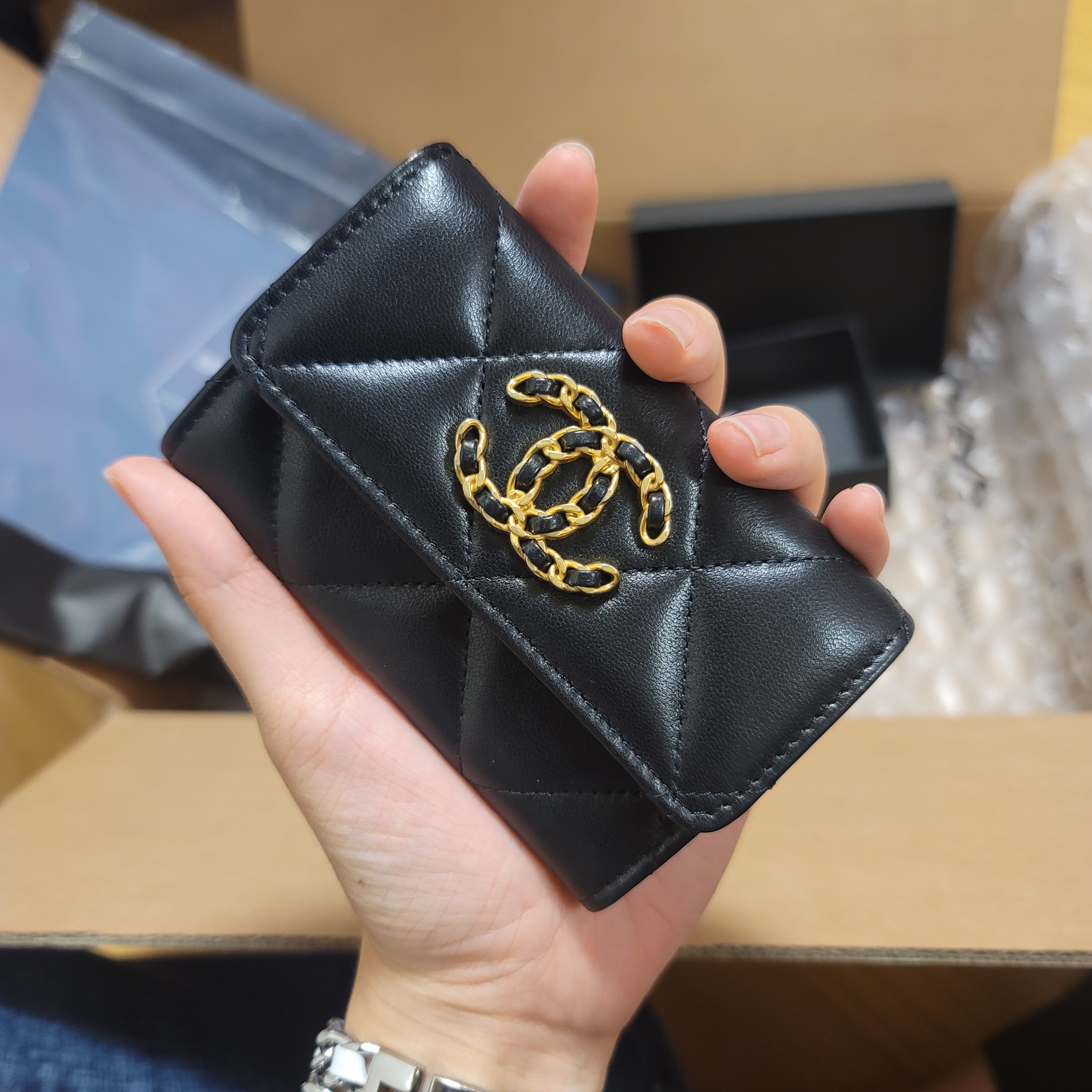 Chanel 19 Flap Card Holder Lambskin & Gold Black 착용 스타일 - 1
