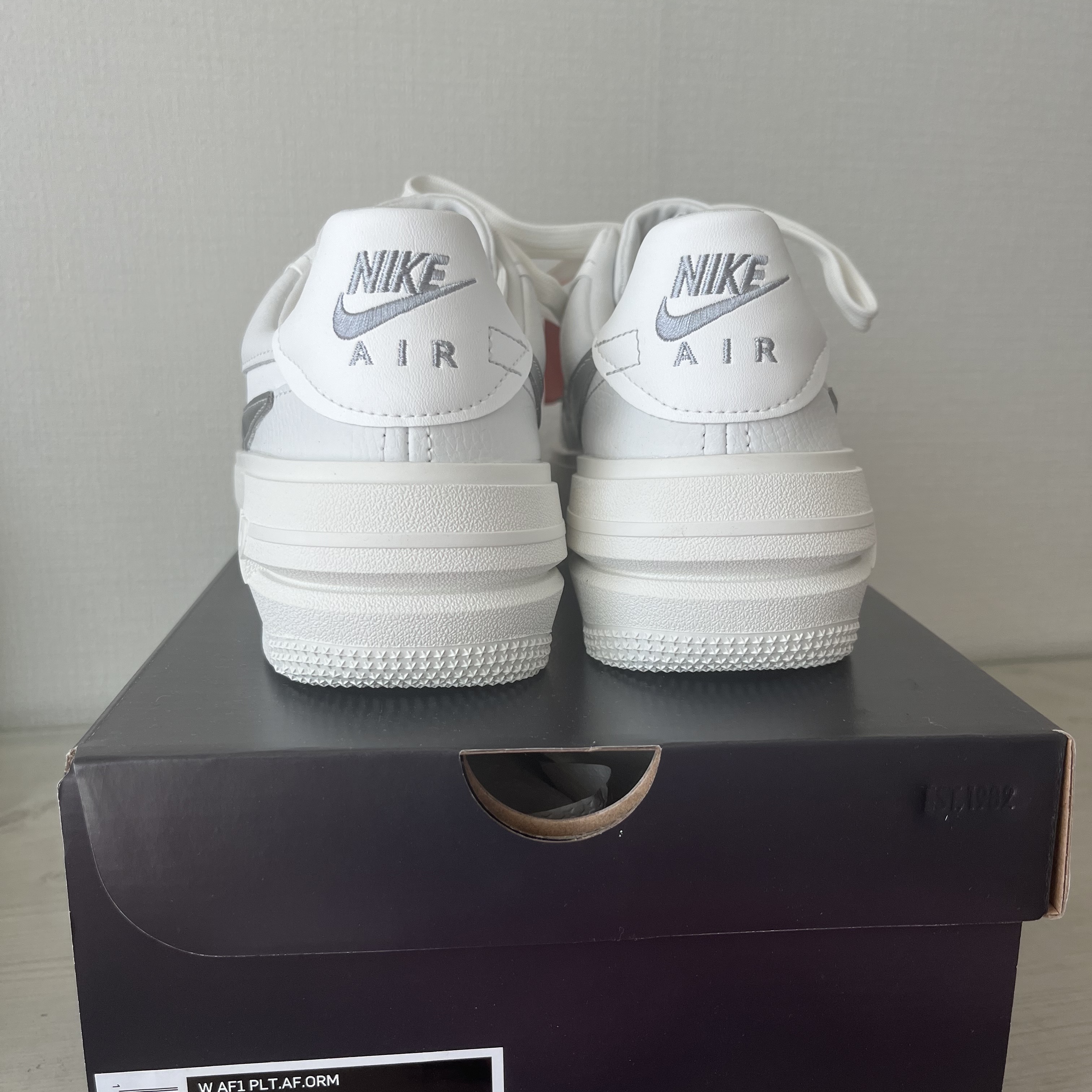 (W) Nike Air Force 1 PLT.AF.ORM Summit White Metallic Silver 착용 스타일 - 5