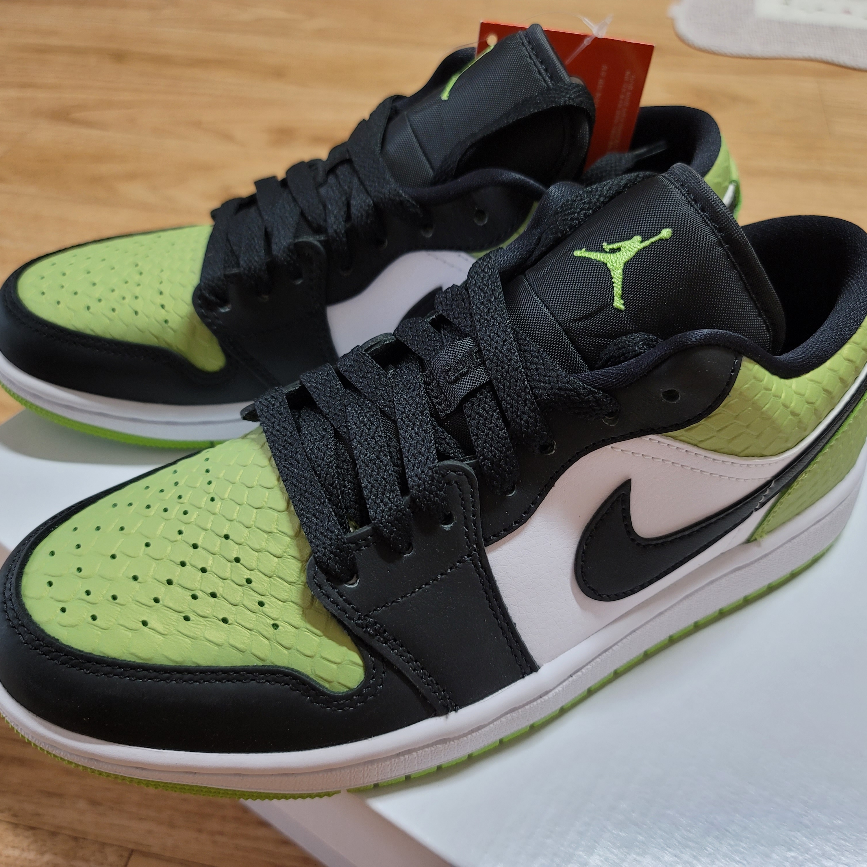 (W) Jordan 1 Low Vivid Green and Black 착용 스타일 - 2