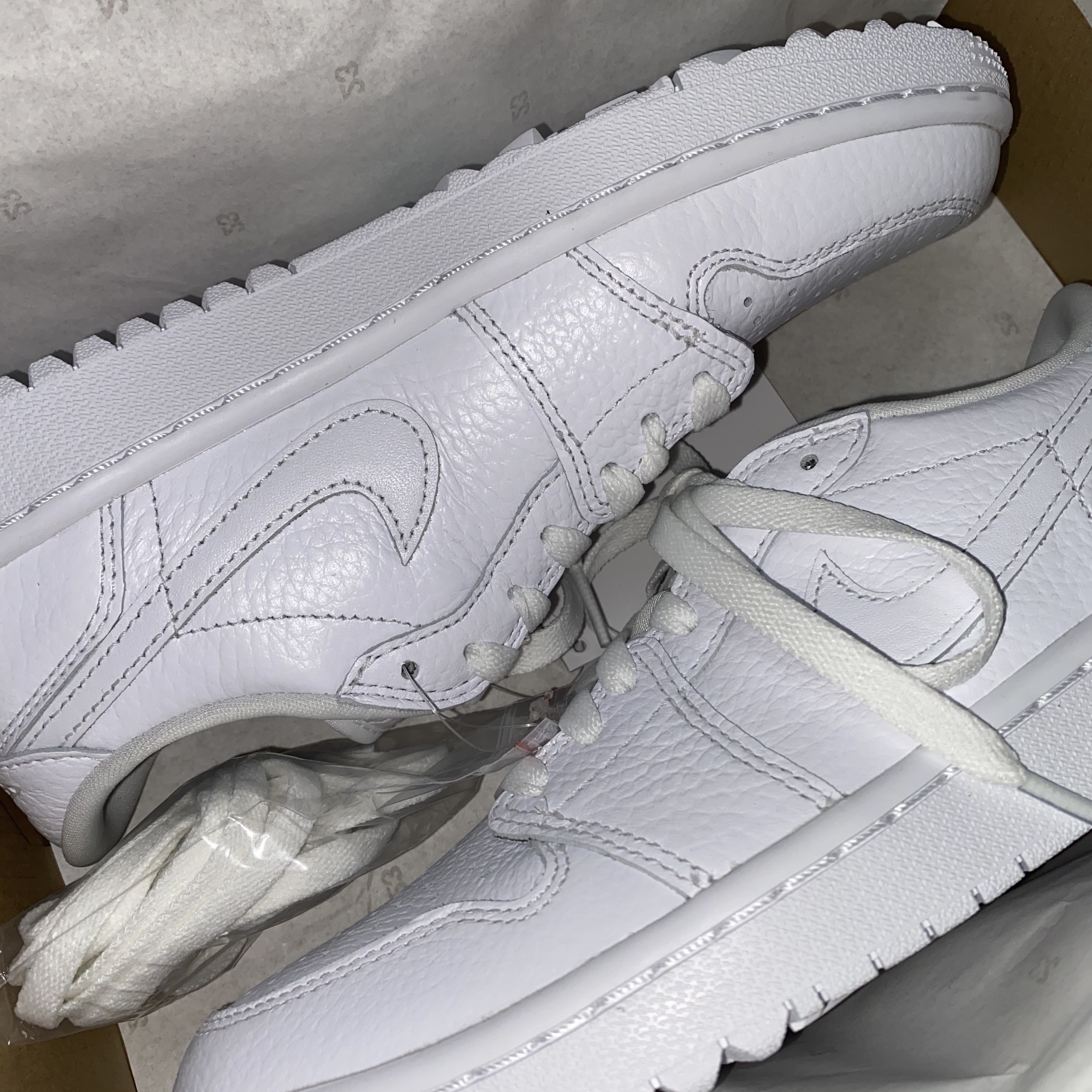 Jordan 1 Low Golf Triple White 착용 스타일 - 1