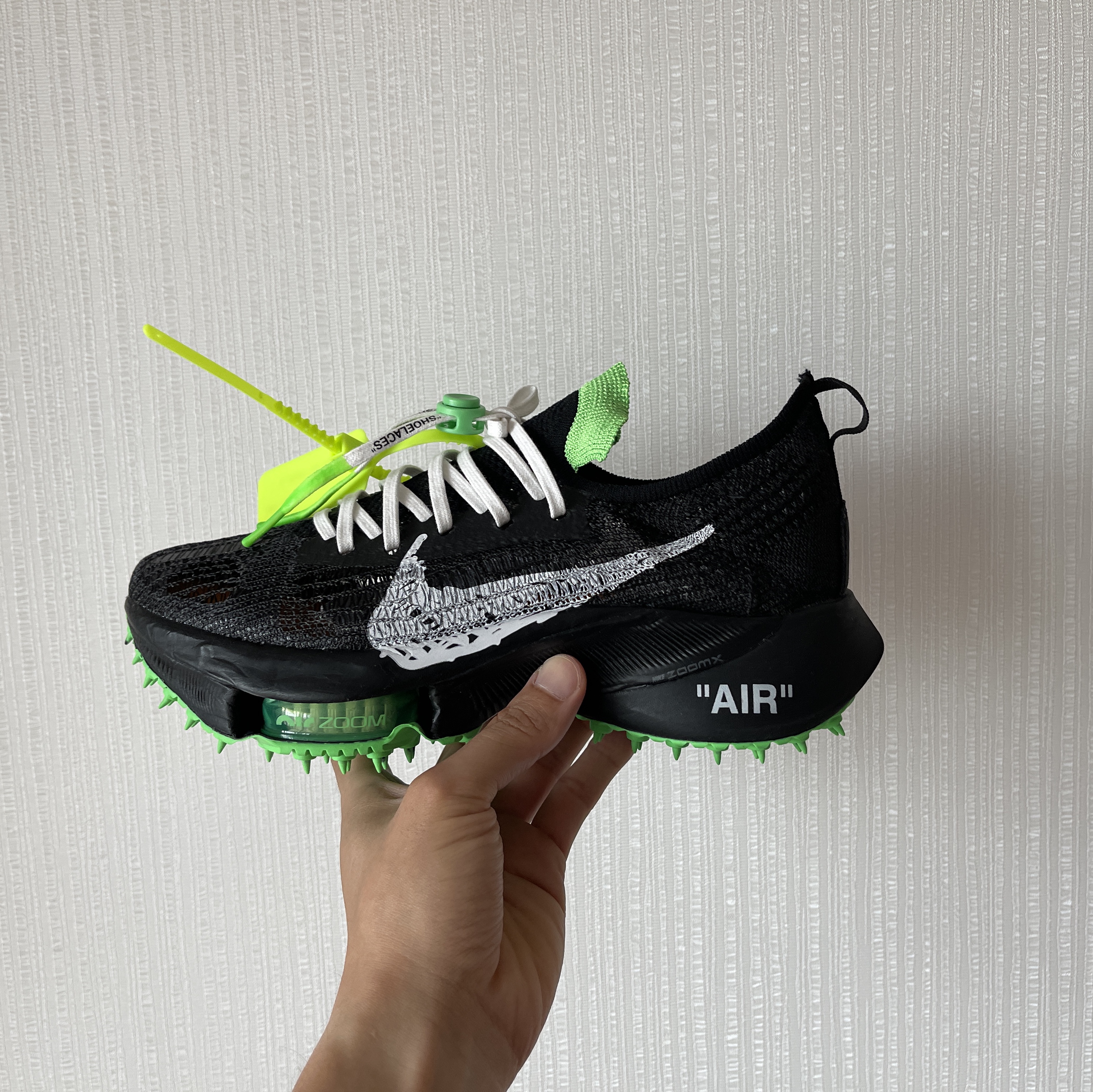 Nike x Off-White Air Zoom Tempo Next% Black 착용 스타일 - 3