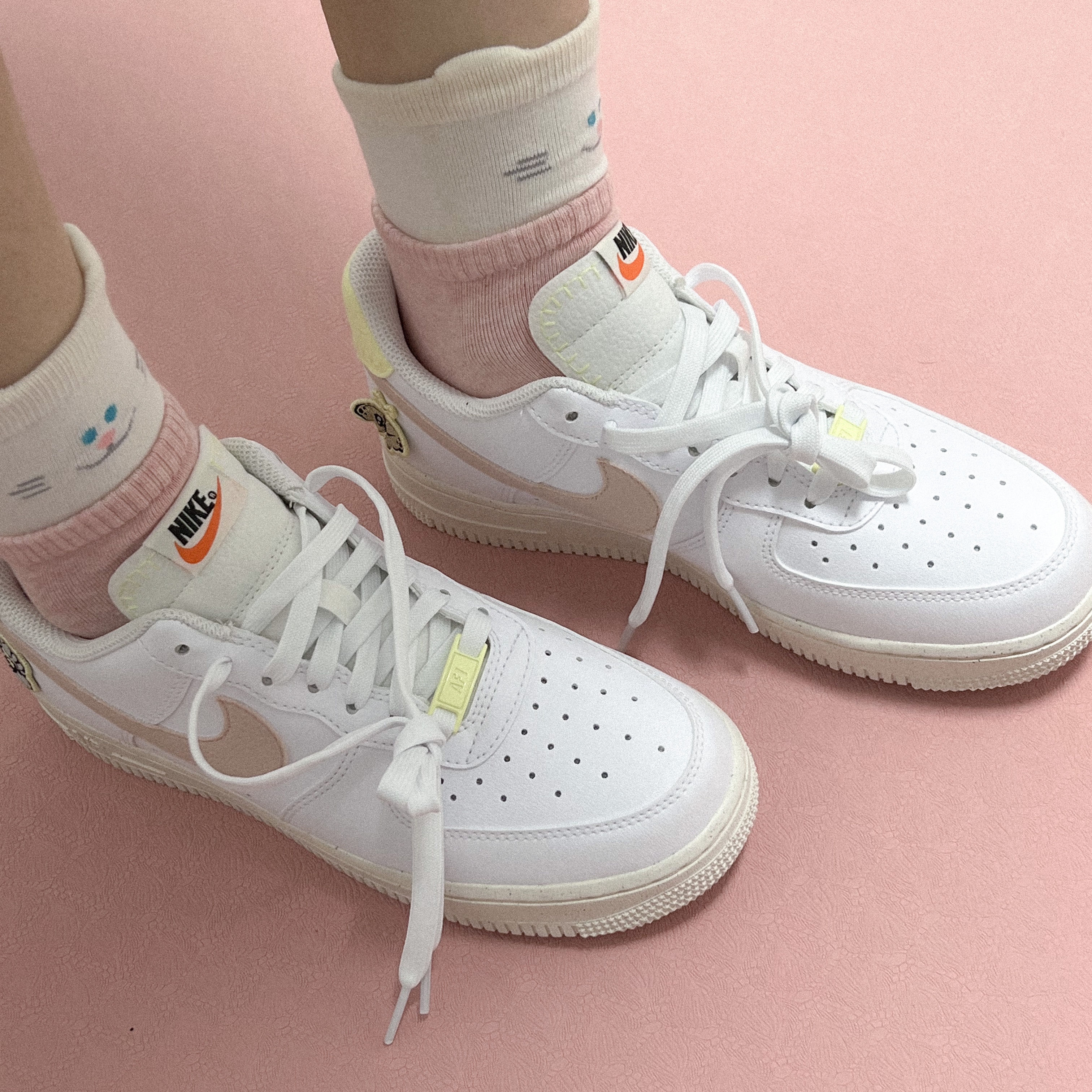 (W) Nike Air Force 1 '07 SE Next Nature White Pink Oxford 착용 스타일 - 1