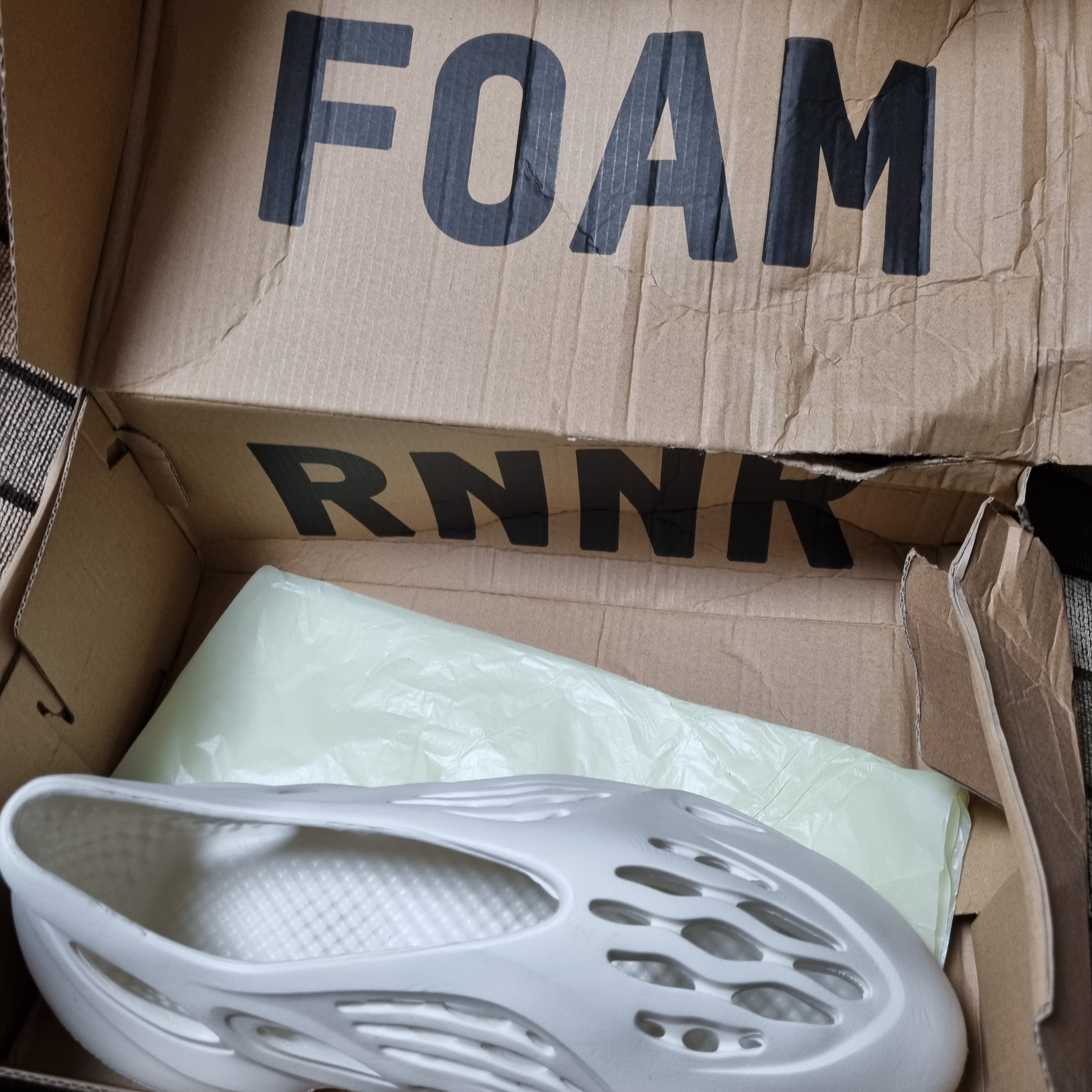 Adidas Yeezy Foam RNNR Ararat 착용 스타일