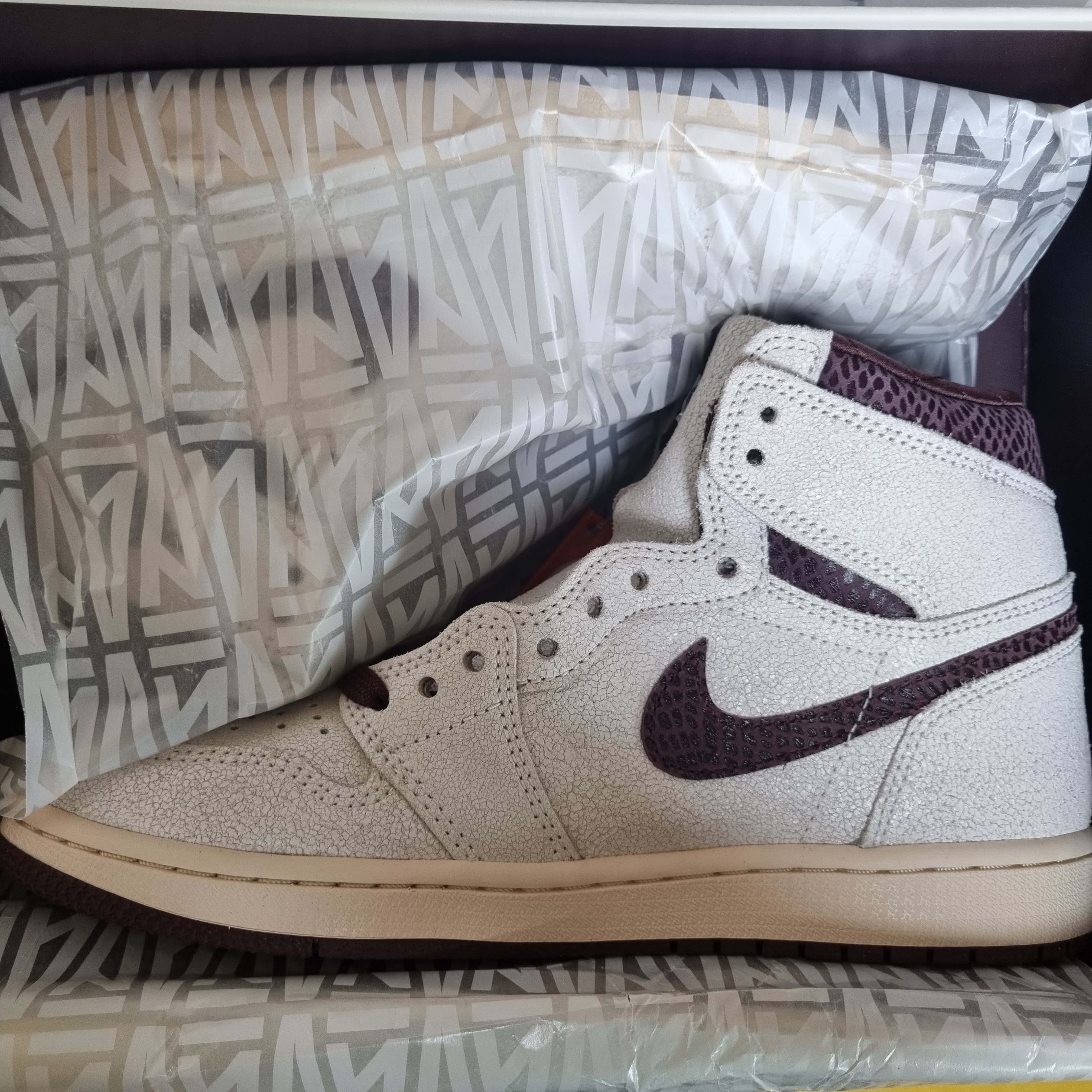 Jordan 1 x A Ma Maniere Retro High OG SP Sail and Burgundy 착용 스타일