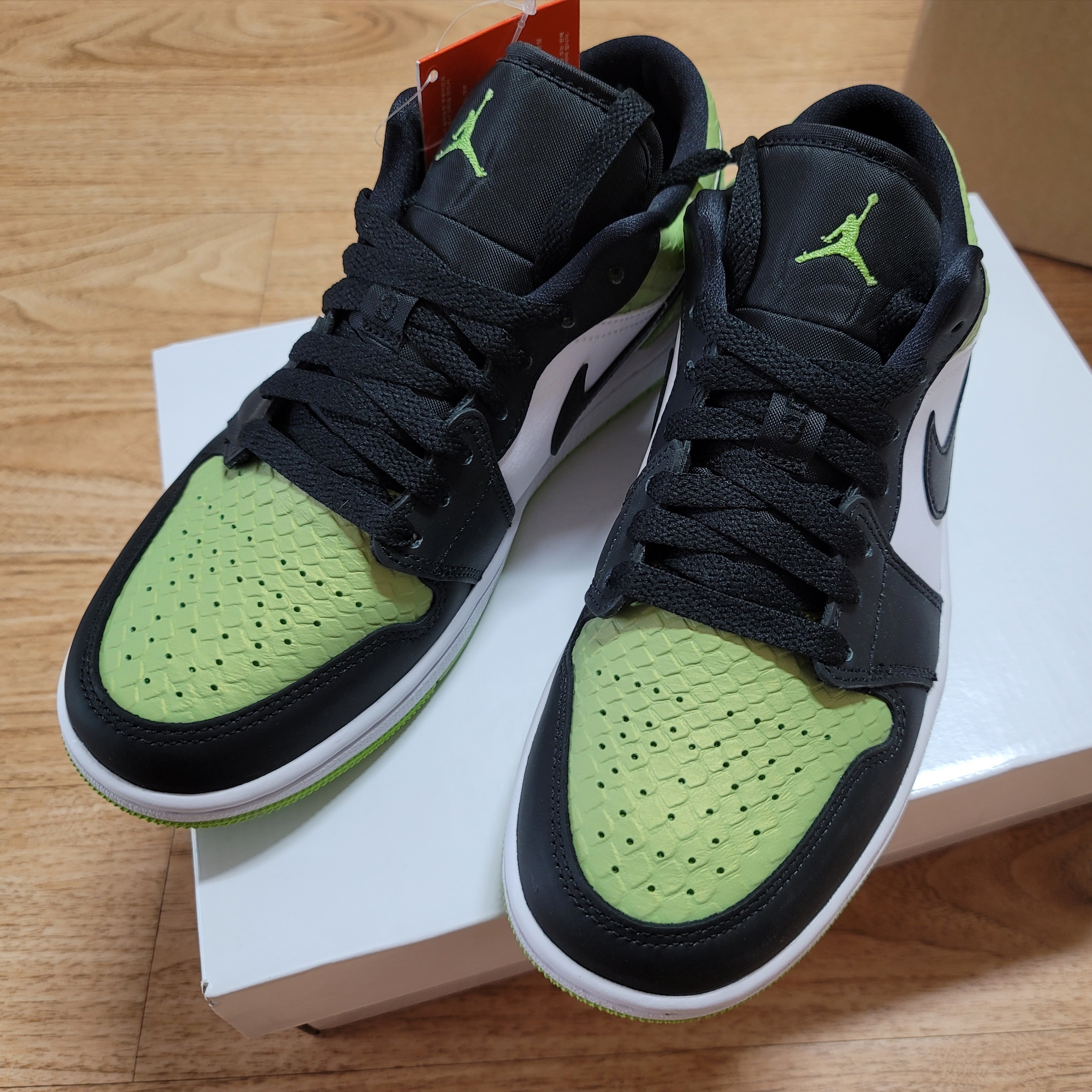 (W) Jordan 1 Low Vivid Green and Black 착용 스타일 - 1