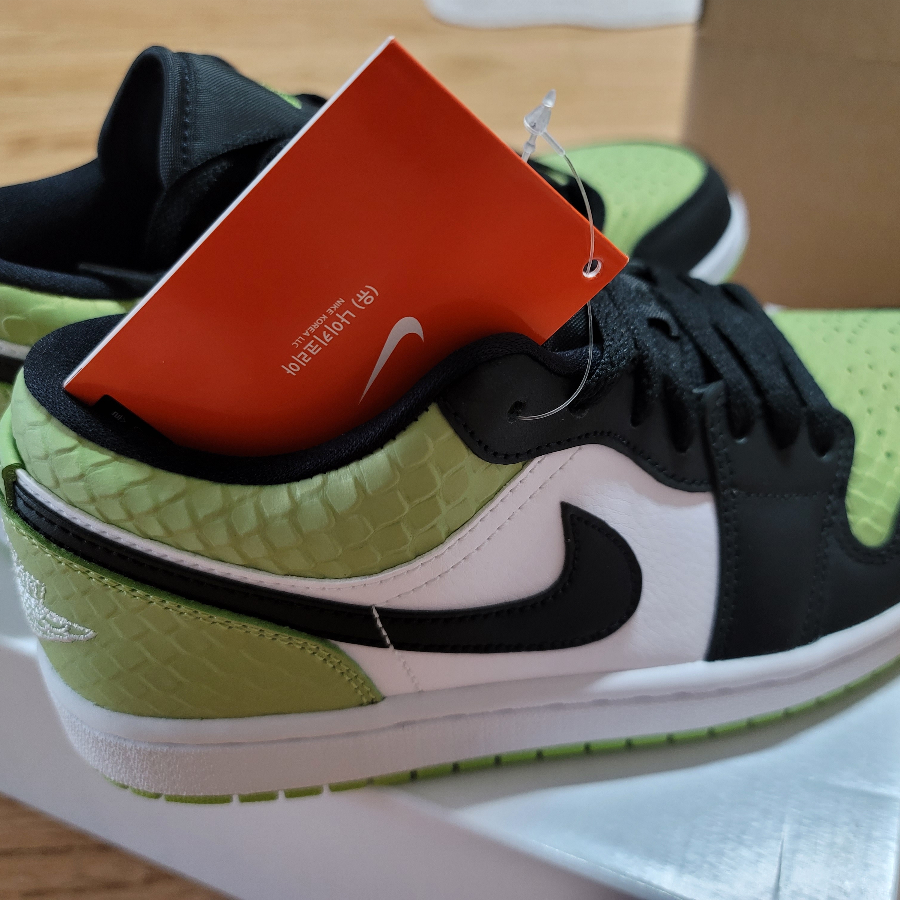 (W) Jordan 1 Low Vivid Green and Black 착용 스타일 - 4