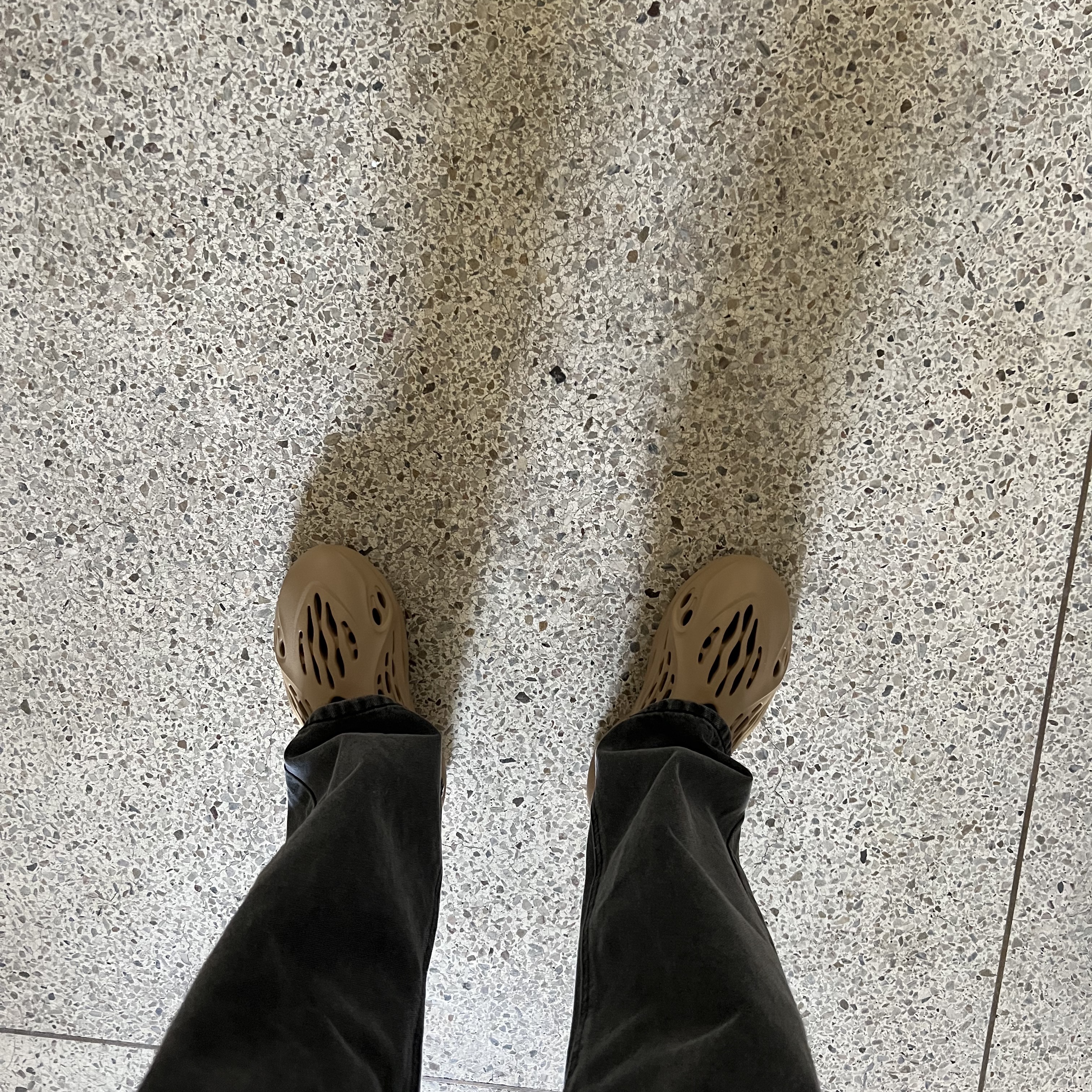 Adidas Yeezy Foam RNNR Ochre 착용 스타일
