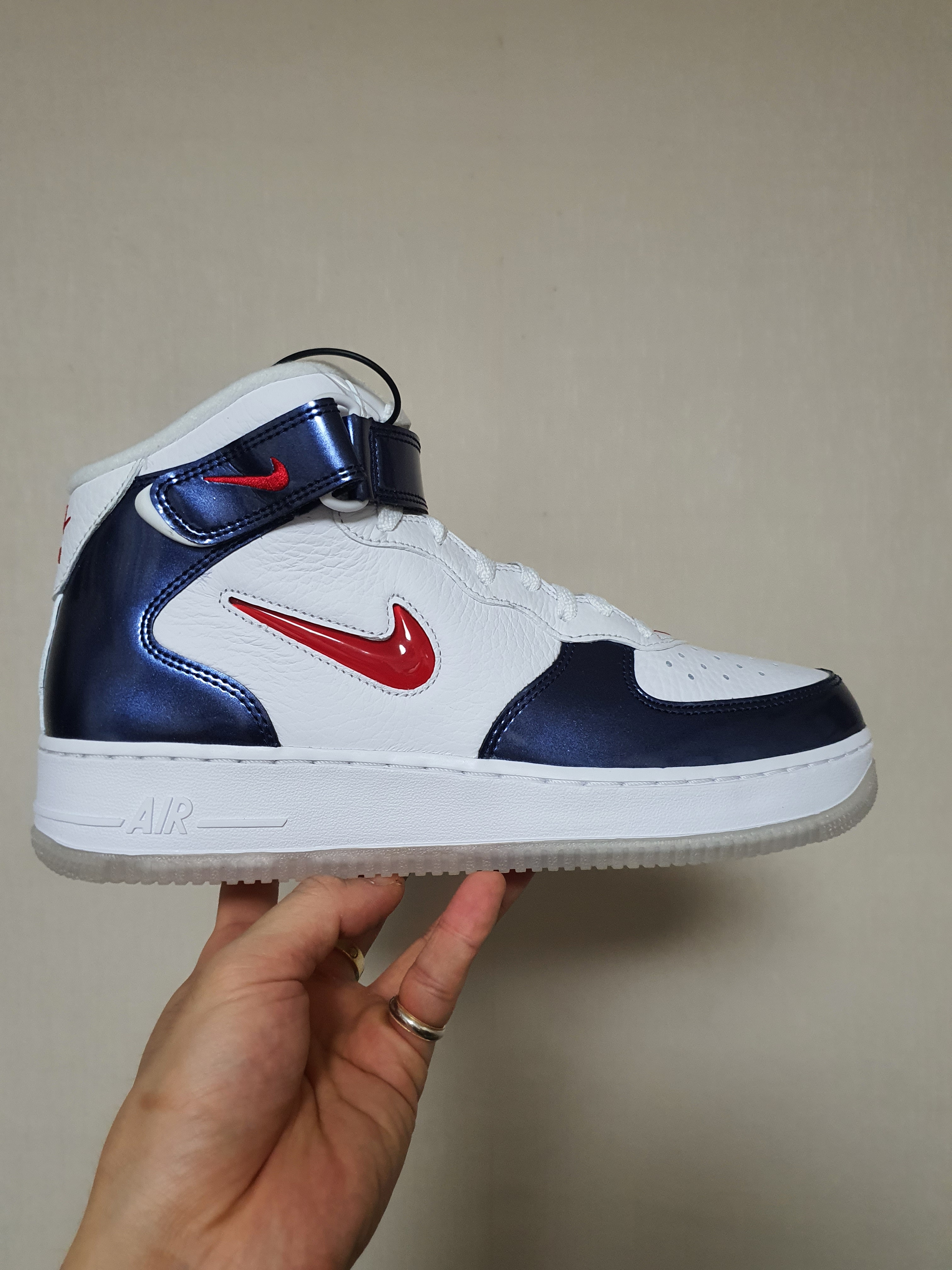 Nike Air Force 1 Mid QS University Red and Midnight Navy 착용 스타일 - 3