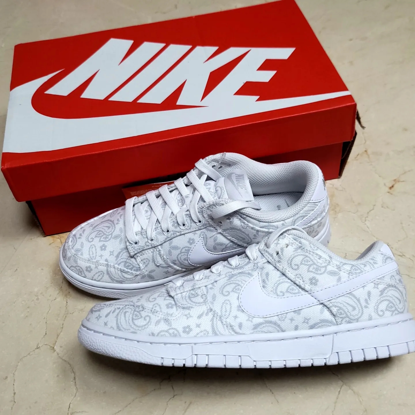 (W) Nike Dunk Low Essential White Paisley 착용 스타일 - 2