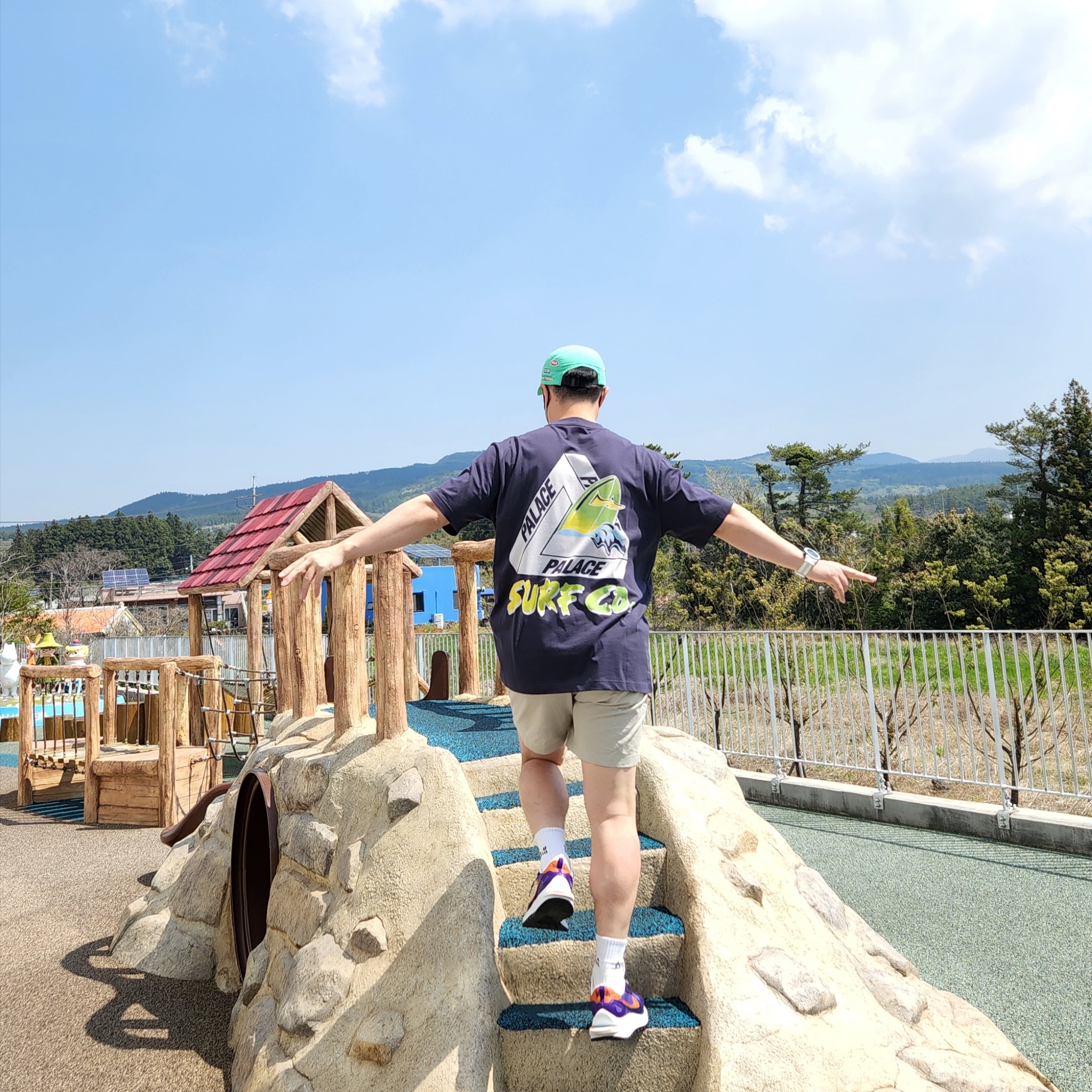 Palace Tri-Surf Co T-Shirt Navy - 22SS, Nike x Sacai VaporWaffle Dark Iris 착용 스타일 - 1