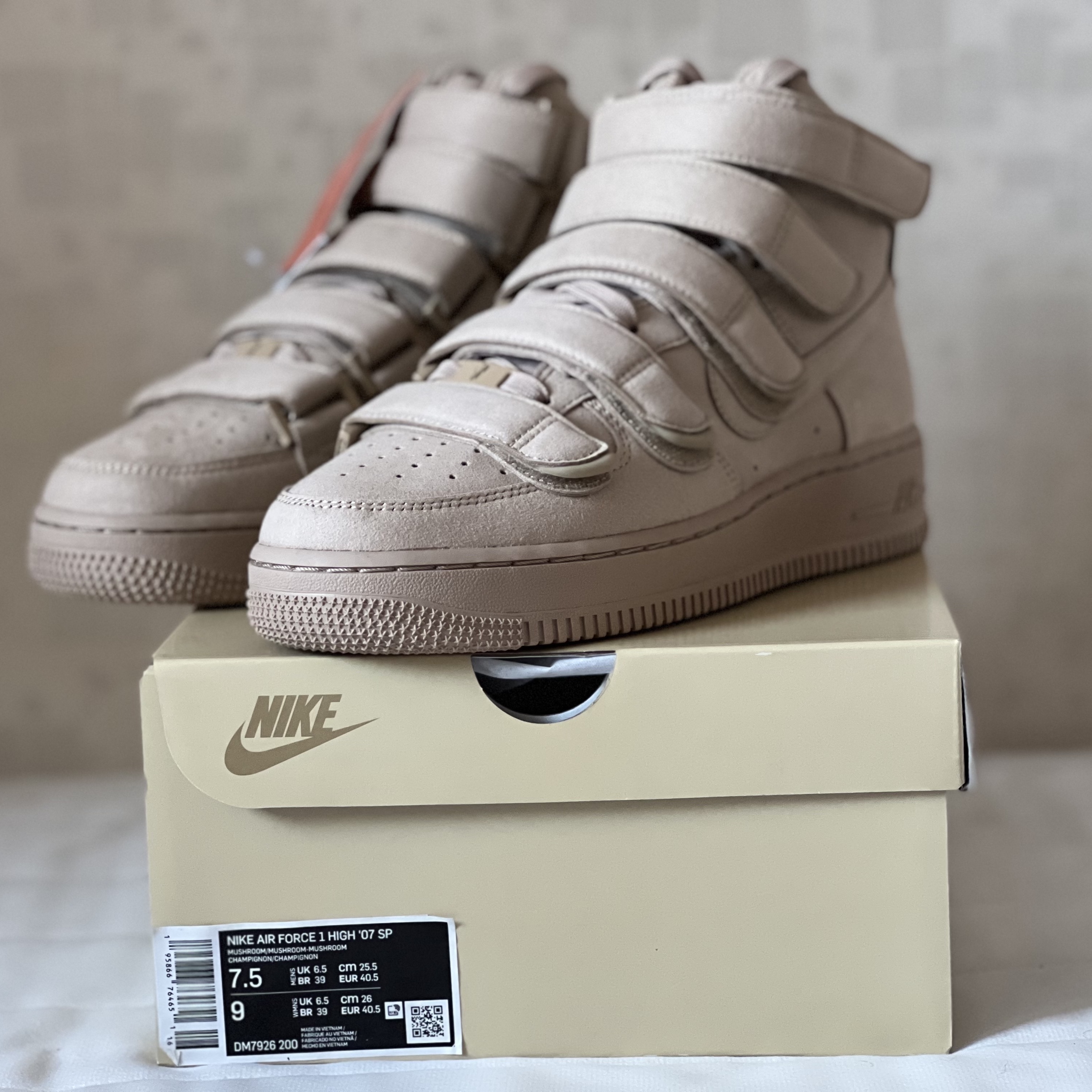 Nike x Billie Eilish Air Force 1 High '07 SP Mushroom 착용 스타일