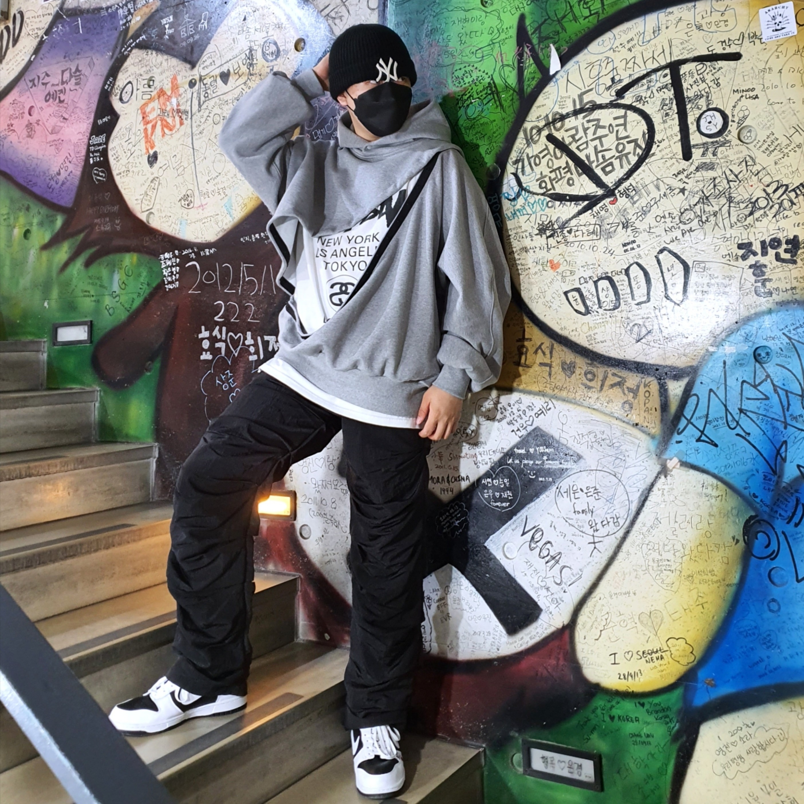 Nike x Supreme SB Dunk High OG QS By Any Means Black White, Stussy World Tour T-Shirt White 착용 스타일