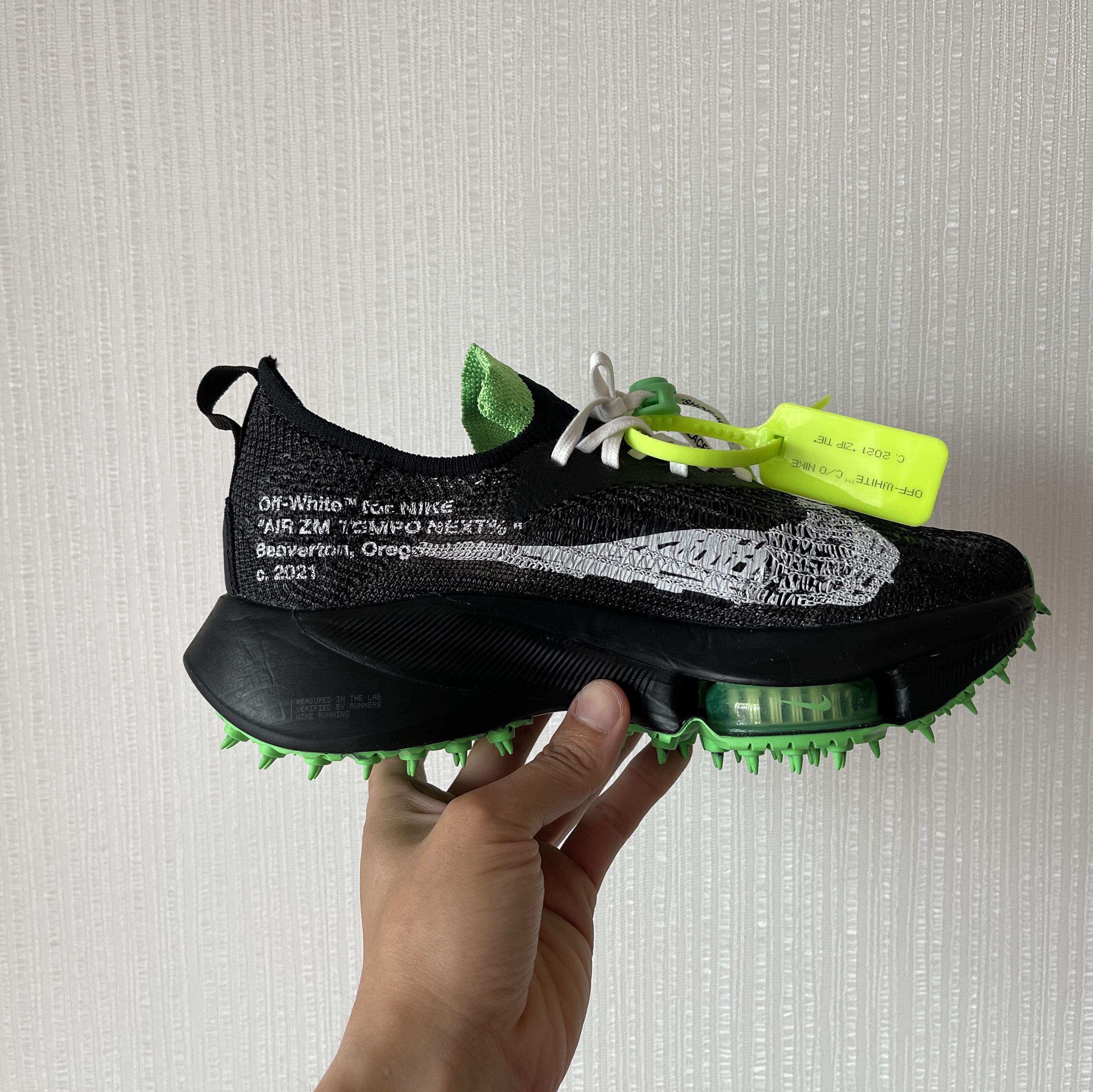 Nike x Off-White Air Zoom Tempo Next% Black 착용 스타일 - 4