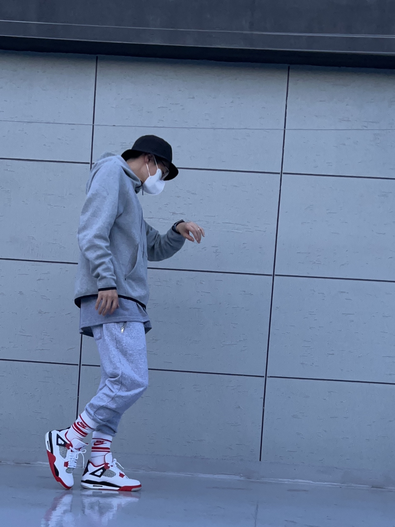 Jordan 4 Retro OG Fire Red 2020, Jordan Jumpman Washed Bucket Hat Black 착용 스타일 - 1