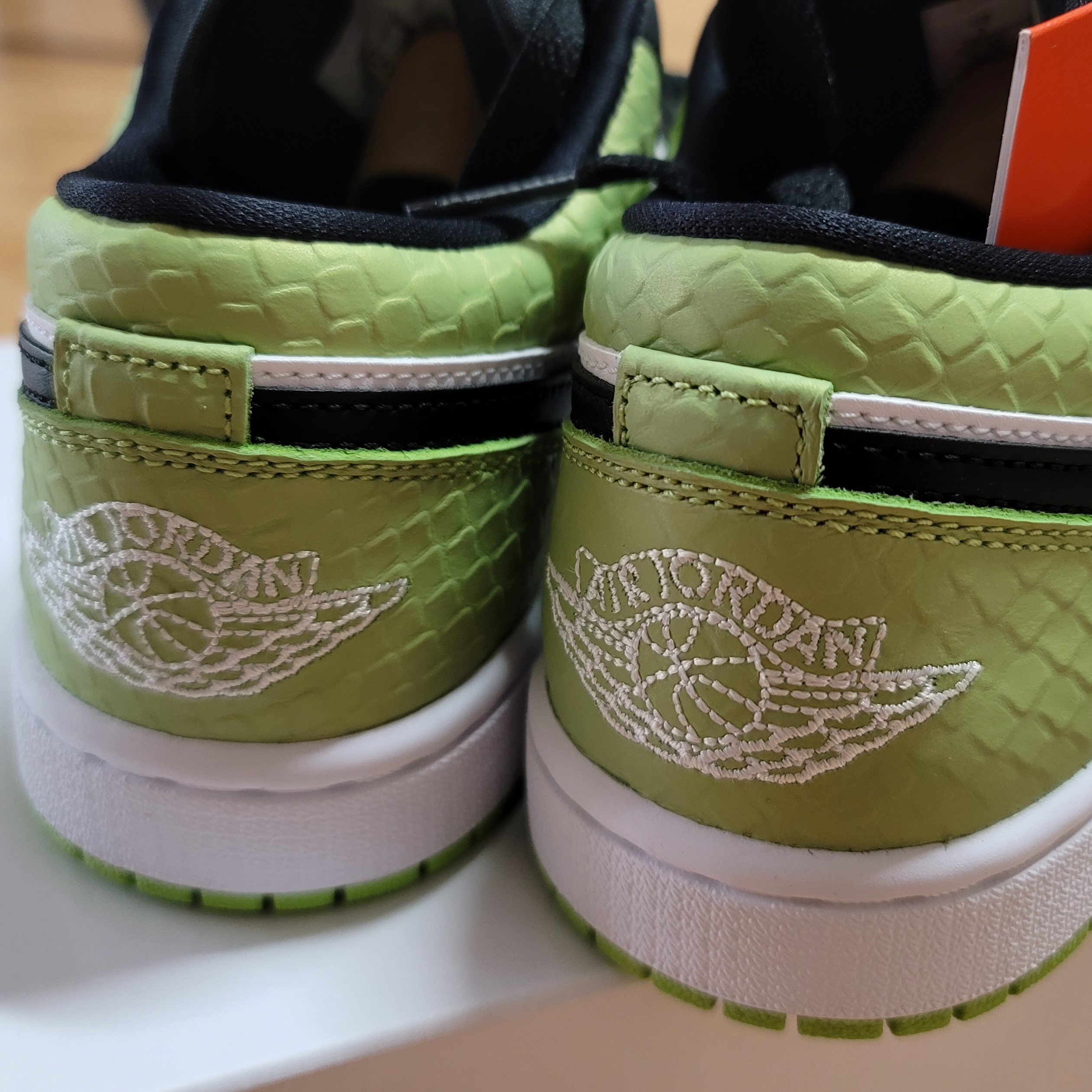 (W) Jordan 1 Low Vivid Green and Black 착용 스타일 - 3