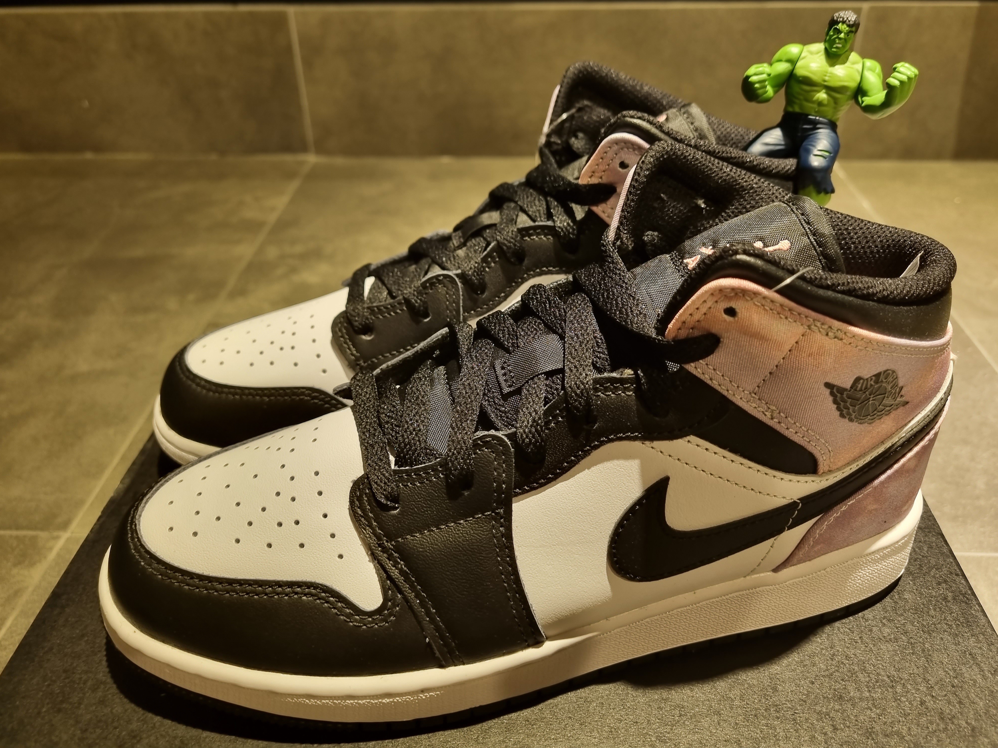 (GS) Jordan 1 Mid SE White Black Bleached Coral 착용 스타일 - 2