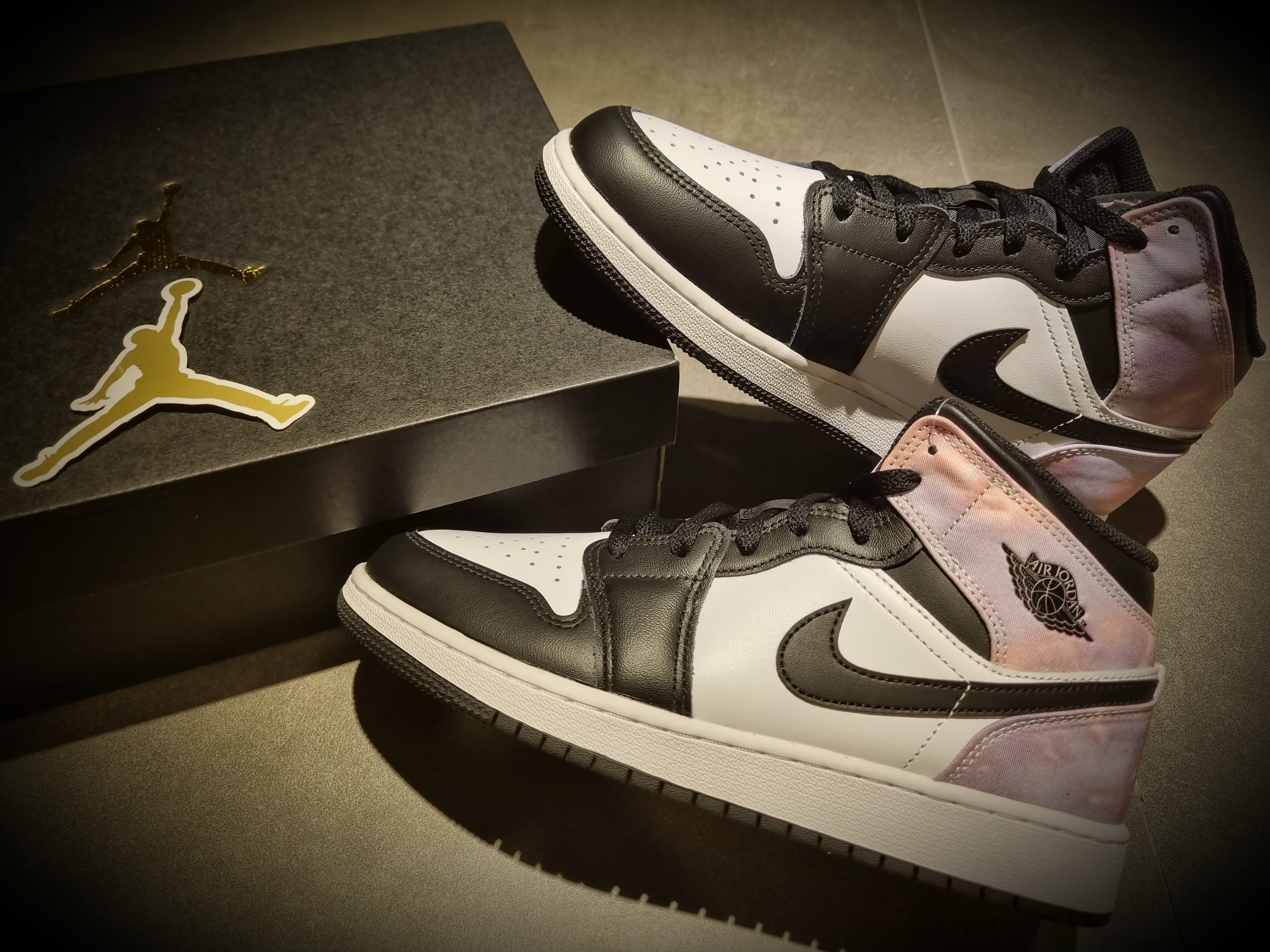 (GS) Jordan 1 Mid SE White Black Bleached Coral 착용 스타일 - 4