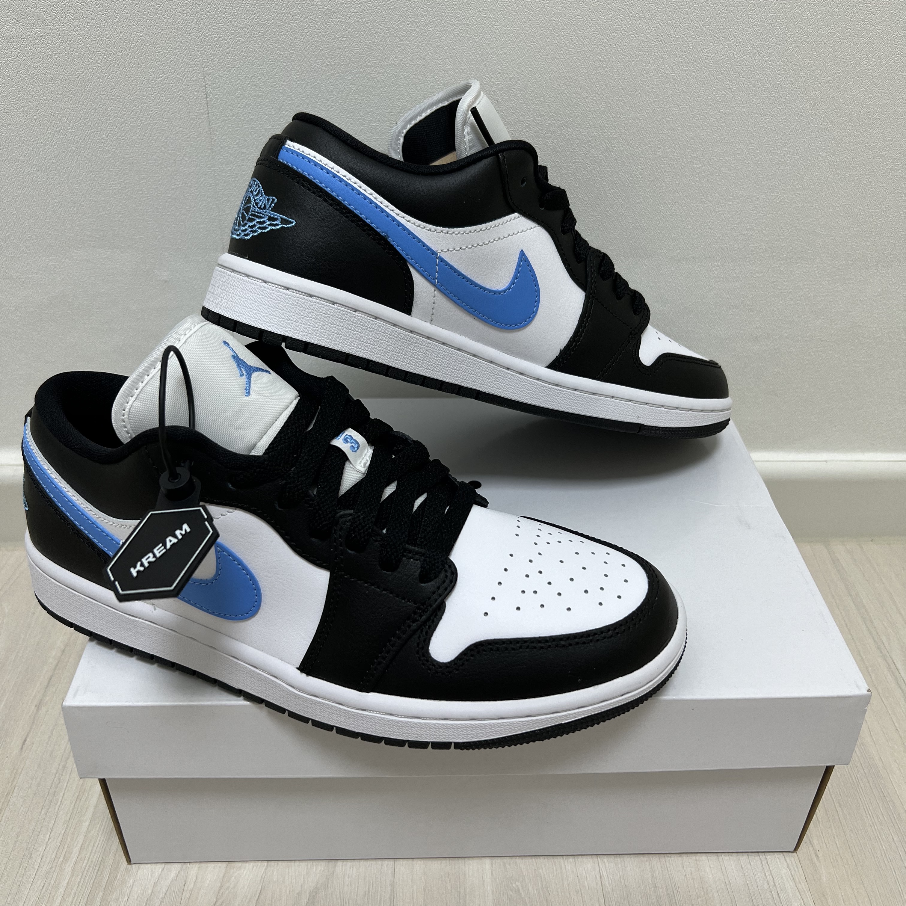 (W) Jordan 1 Low Black University Blue 착용 스타일 - 2