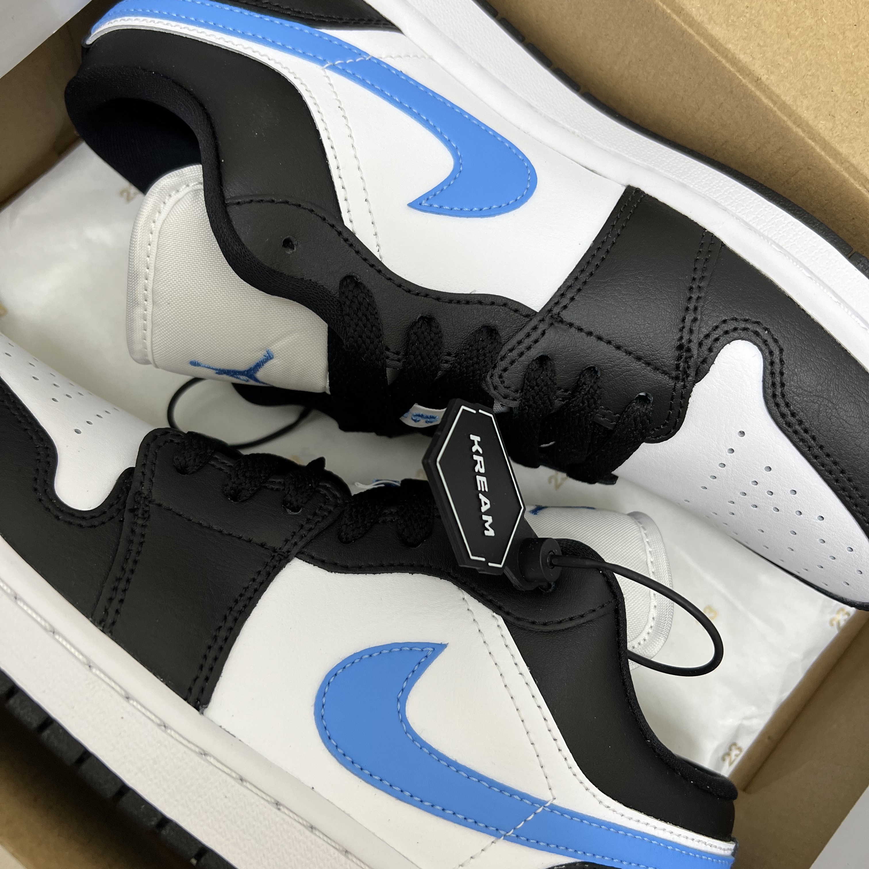 (W) Jordan 1 Low Black University Blue 착용 스타일 - 3