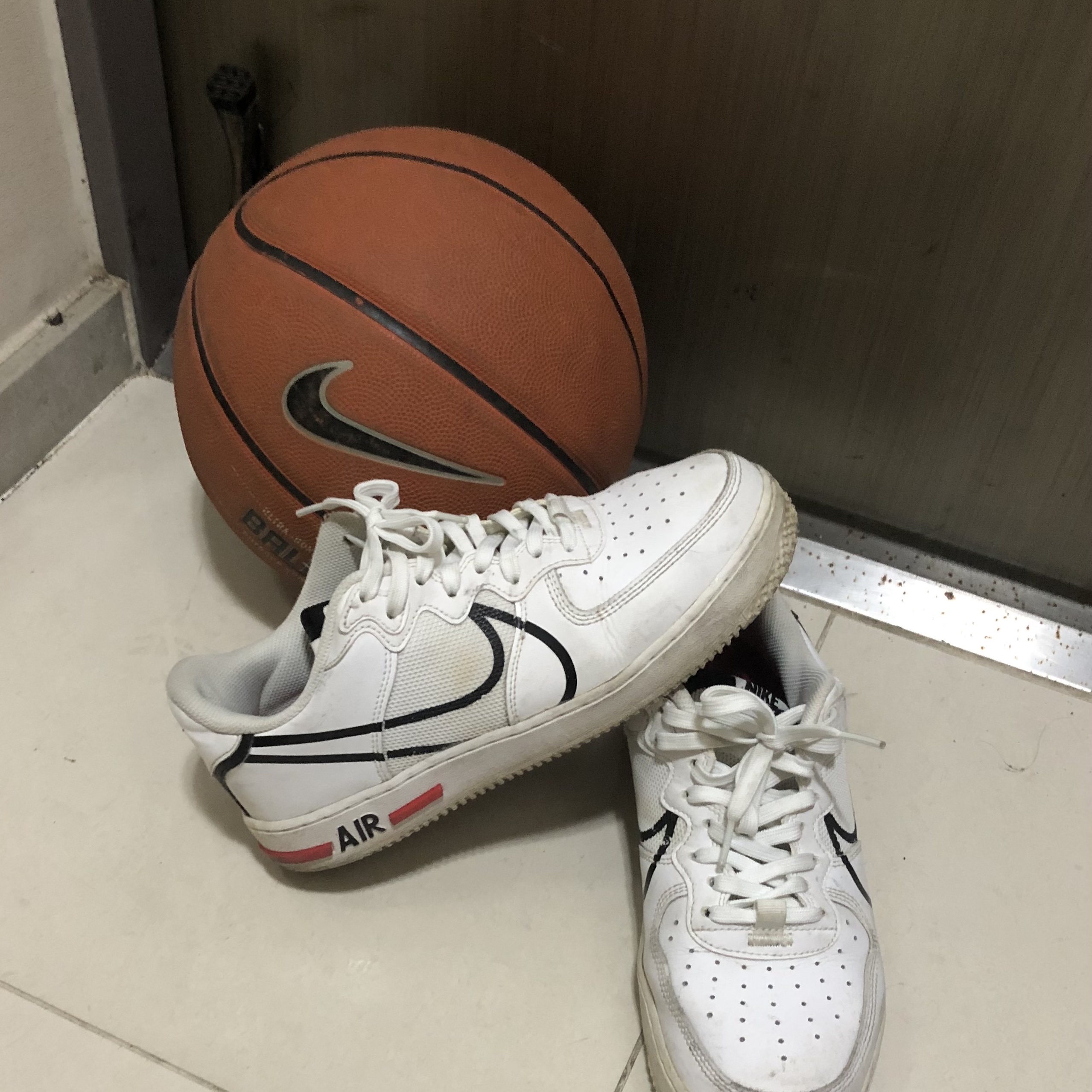 Nike Air Force 1 React White Black Red 착용 스타일