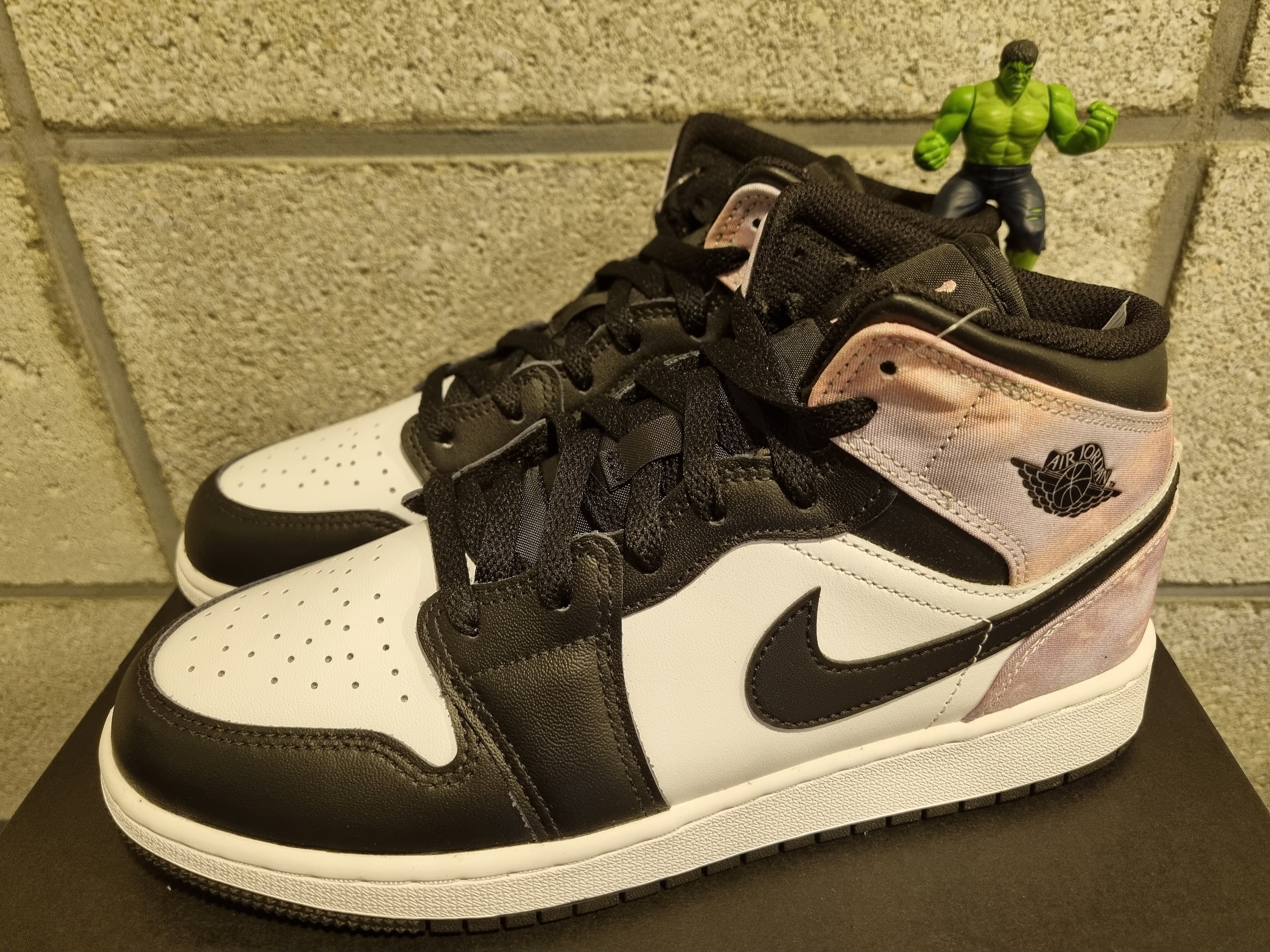 (GS) Jordan 1 Mid SE White Black Bleached Coral 착용 스타일 - 1