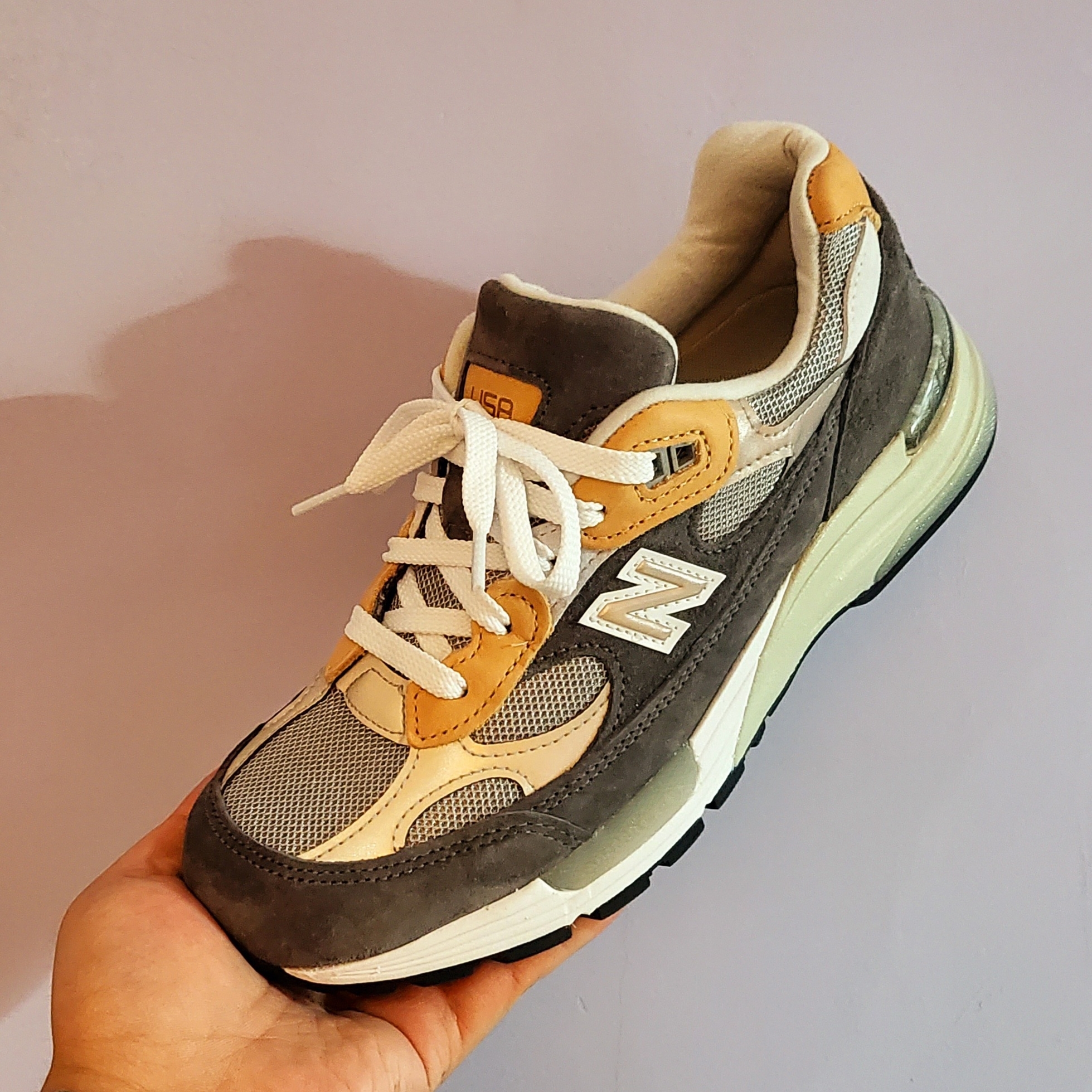 New Balance x Todd Snyder 992 Made in USA 10th Anniversary Grey Tan 착용 스타일 - 1