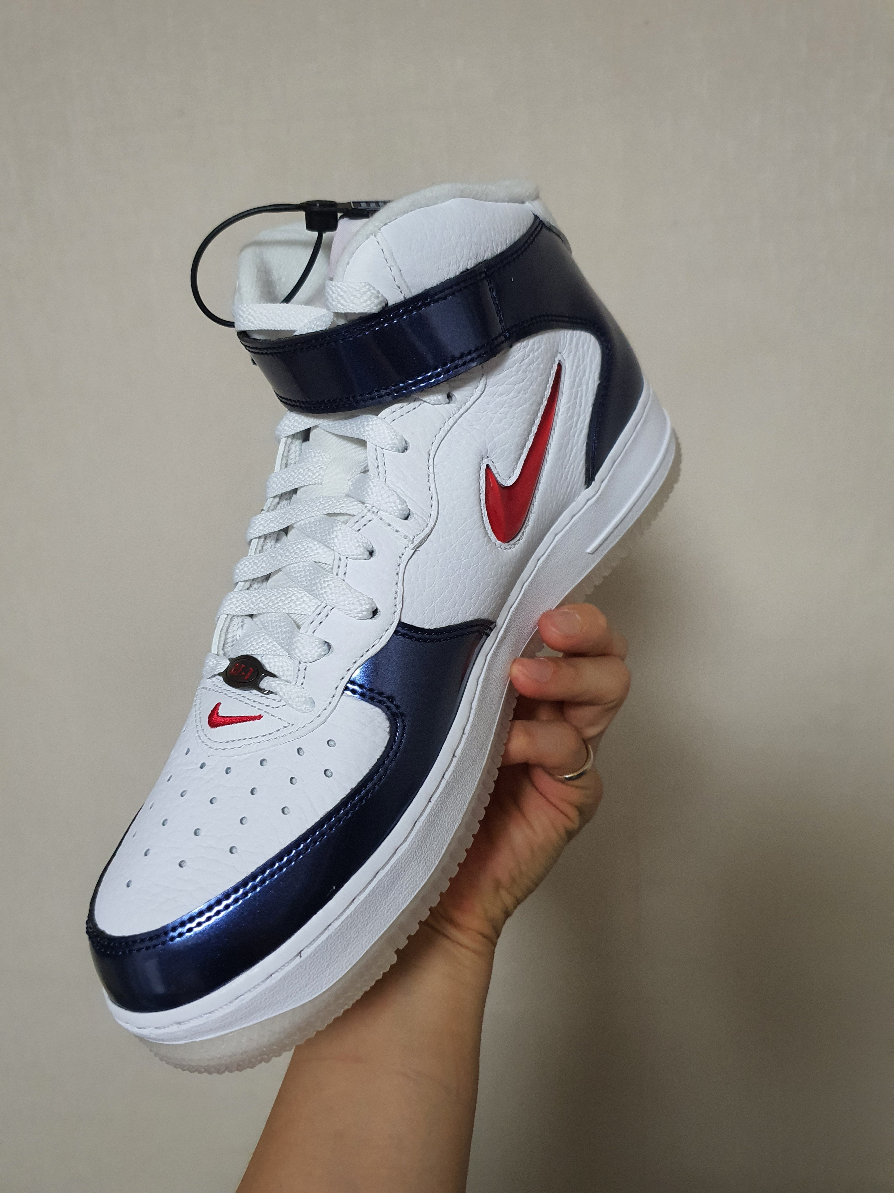 Nike Air Force 1 Mid QS University Red and Midnight Navy 착용 스타일 - 5