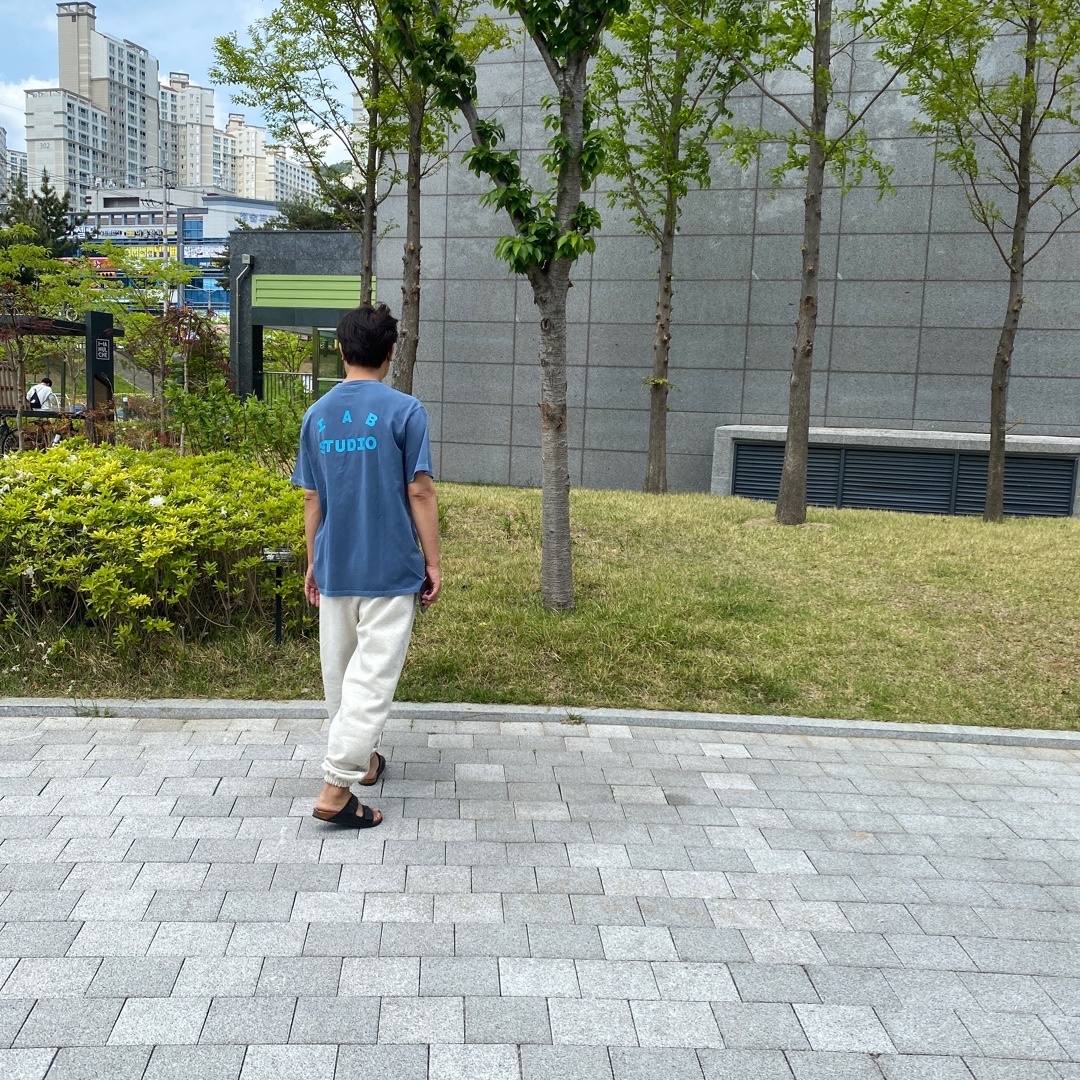 IAB Studio Sweatpants Oatmeal Burgundy - 22SS, IAB Studio Pigment T-Shirt Blue 착용 스타일