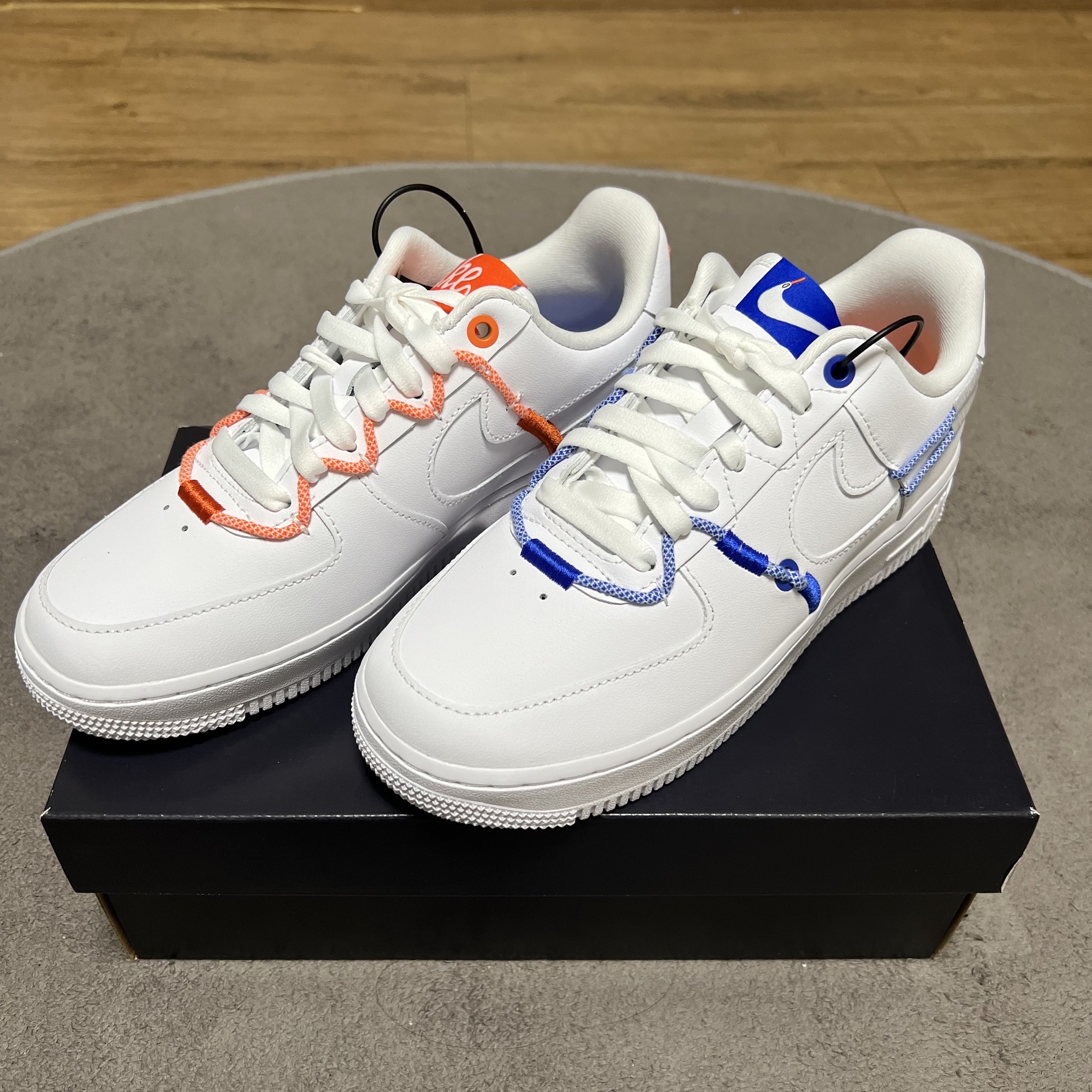 (W) Nike Air Force 1 '07 LX White Safety Orange 착용 스타일 - 2