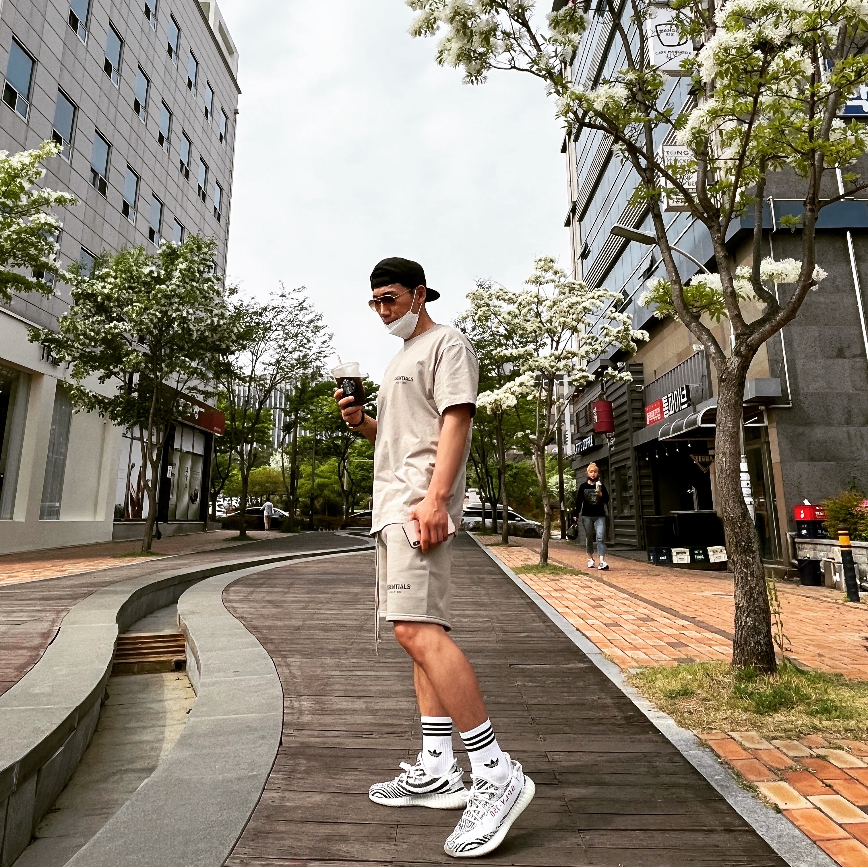 Adidas Yeezy Boost 350 V2 Zebra 2022/2023, Essentials The Core Collection Sweatshorts Tan 착용 스타일