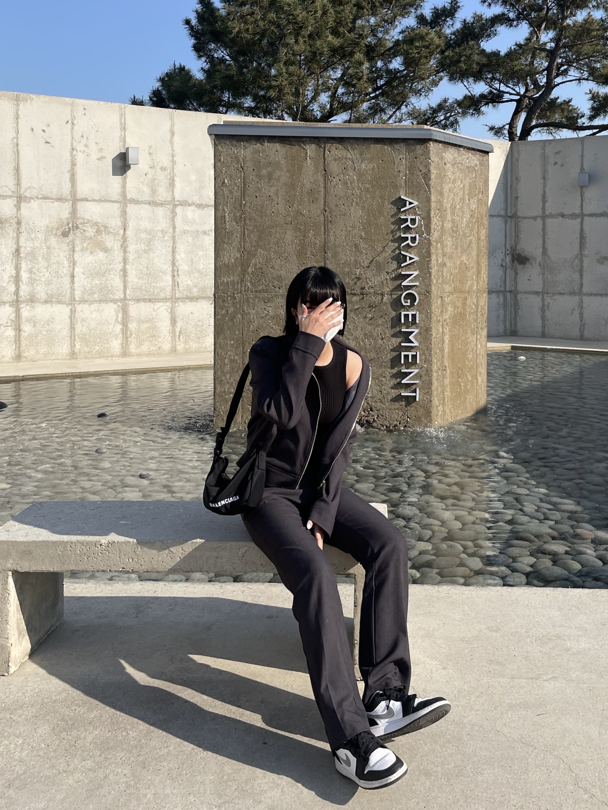(GS) Jordan 1 Low Black Particle Grey, Balenciaga Wheel Small Sling Shoulder Bag Black 착용 스타일 - 2