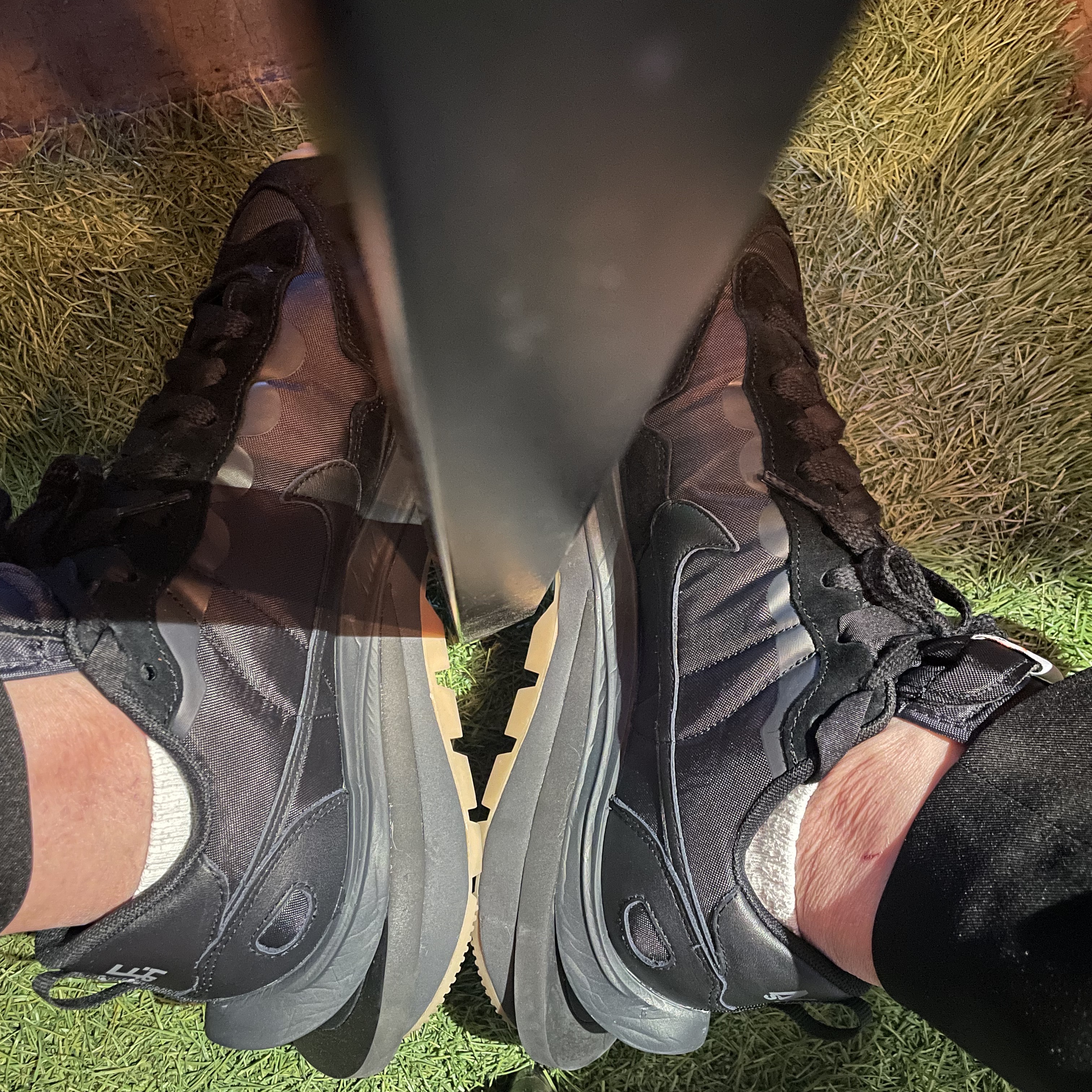 Nike x Sacai VaporWaffle Black and Gum 착용 스타일 - 3
