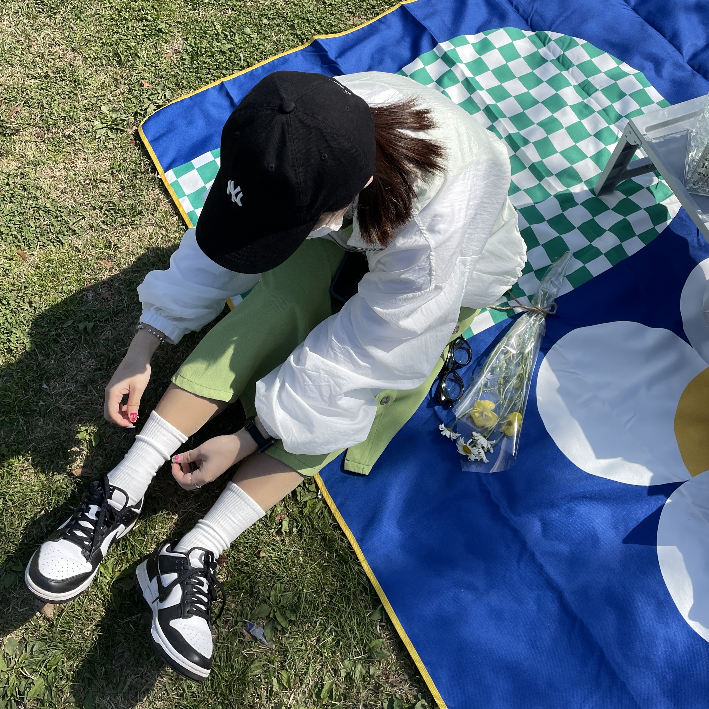 (W) Nike Dunk Low Black, (W) Jordan 1 Mid White Hyper Royal 착용 스타일 - 1