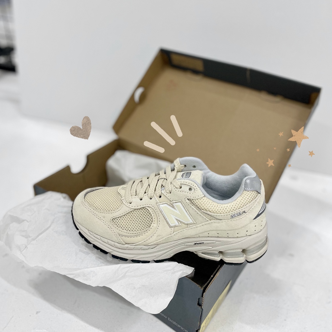 New Balance 2002R Beige Bone 착용 스타일