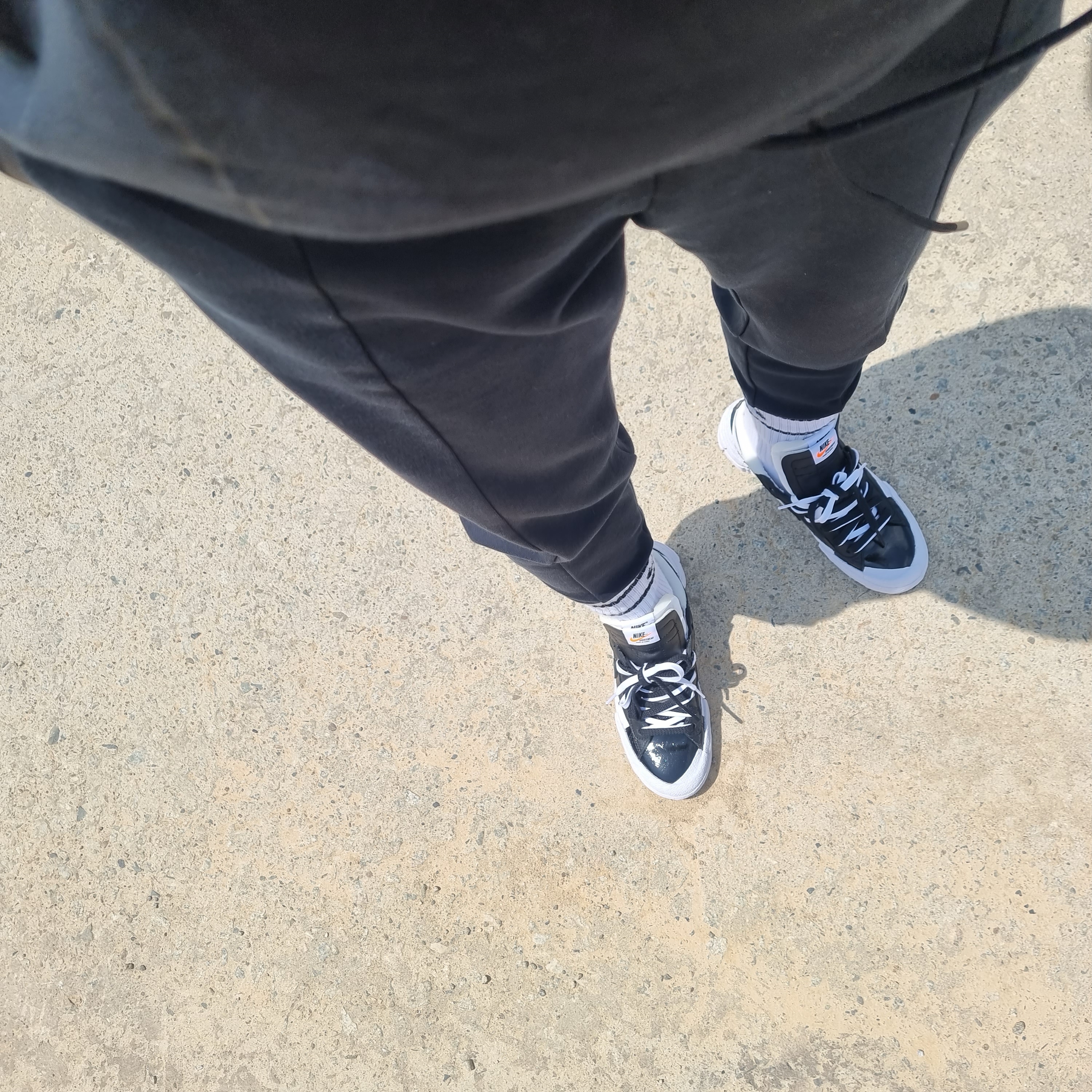 Nike x Sacai Blazer Low White Patent Leather, Nike x Sacai Blazer Low Black Patent Leather 착용 스타일 - 2